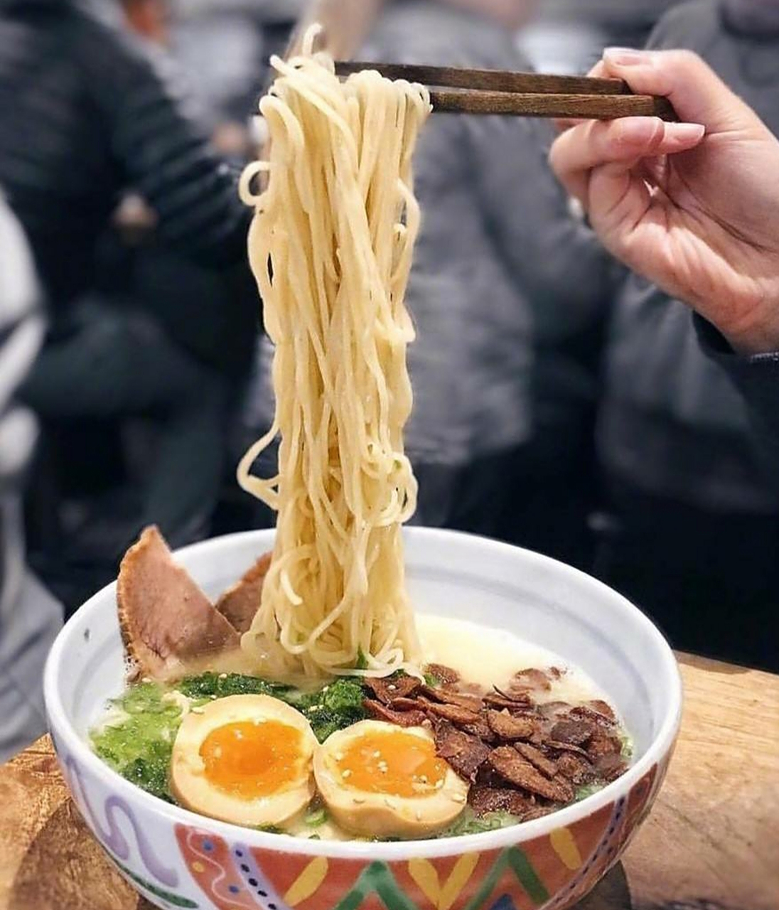 求下联 上联:面对面吃面,面面相觑 下联:?