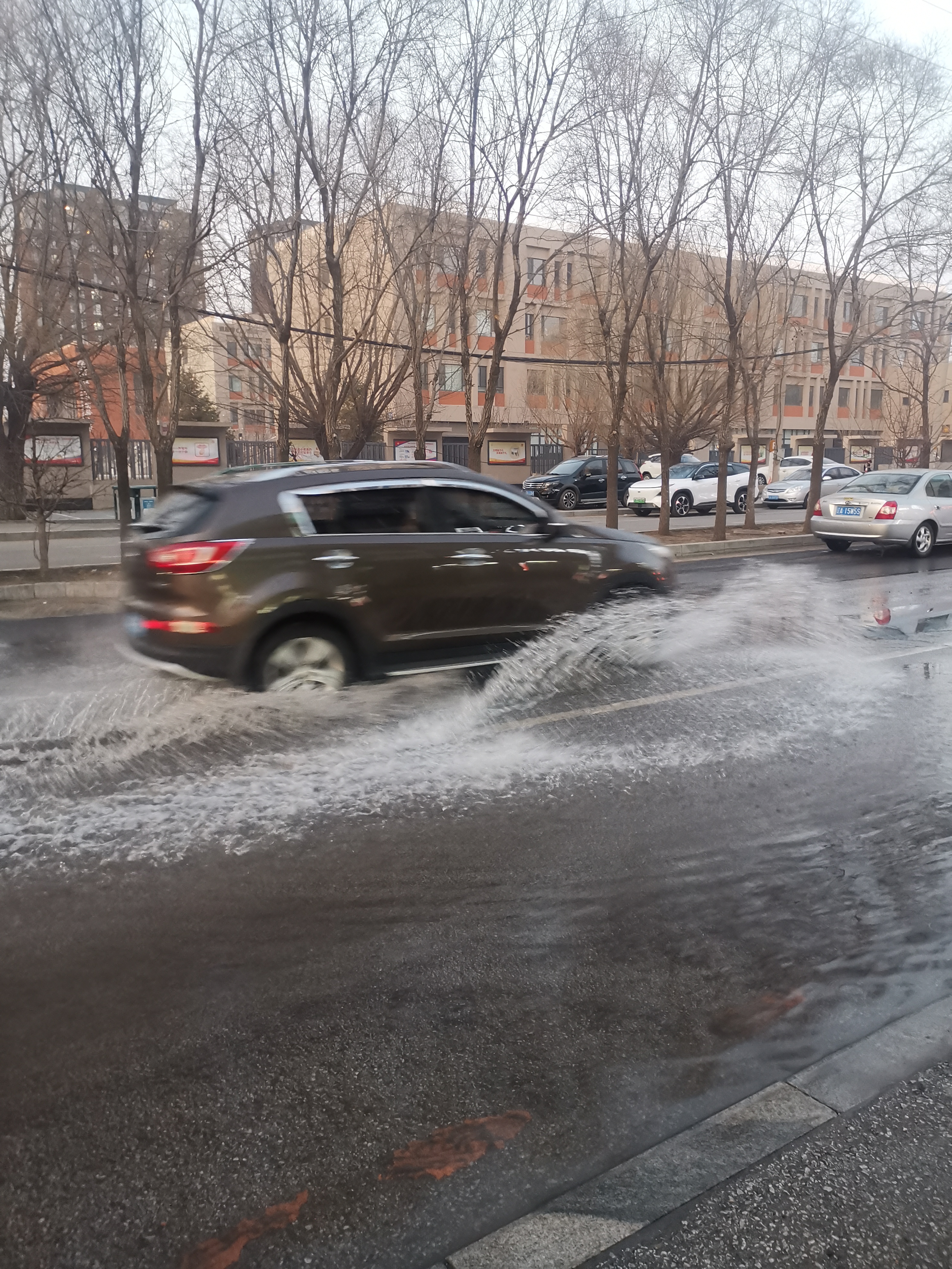 我心中疑惑,这几开没下雨哪来的积水呀?