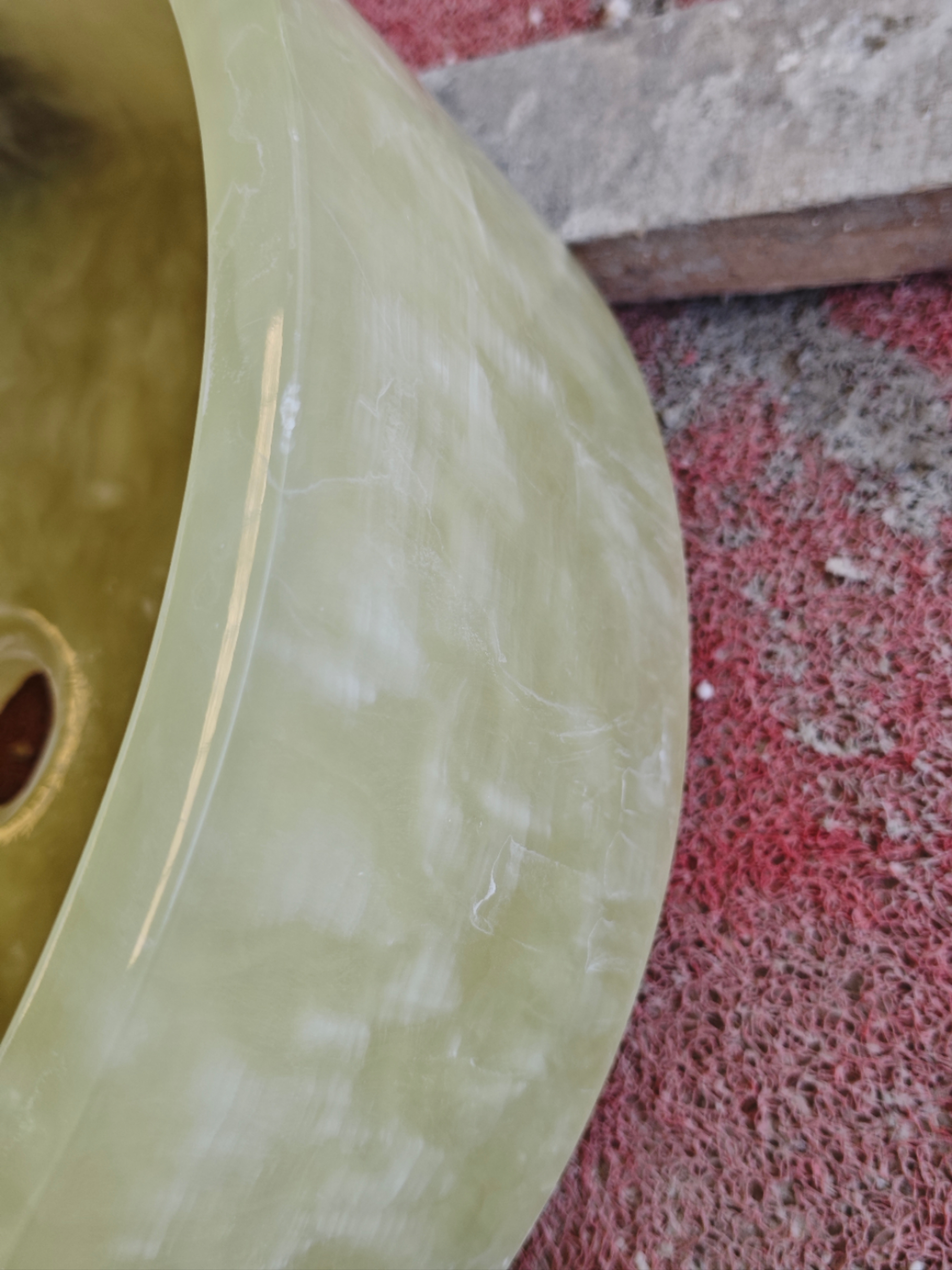 青玉一体洗手盆,温润玉质自带东方韵味,纹理像藏了山水故事,卫生间