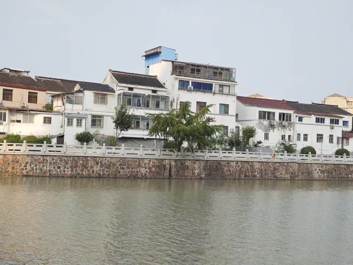 常州是一个江河湖泊资源丰富的地方,运河畔布满村庄人家.