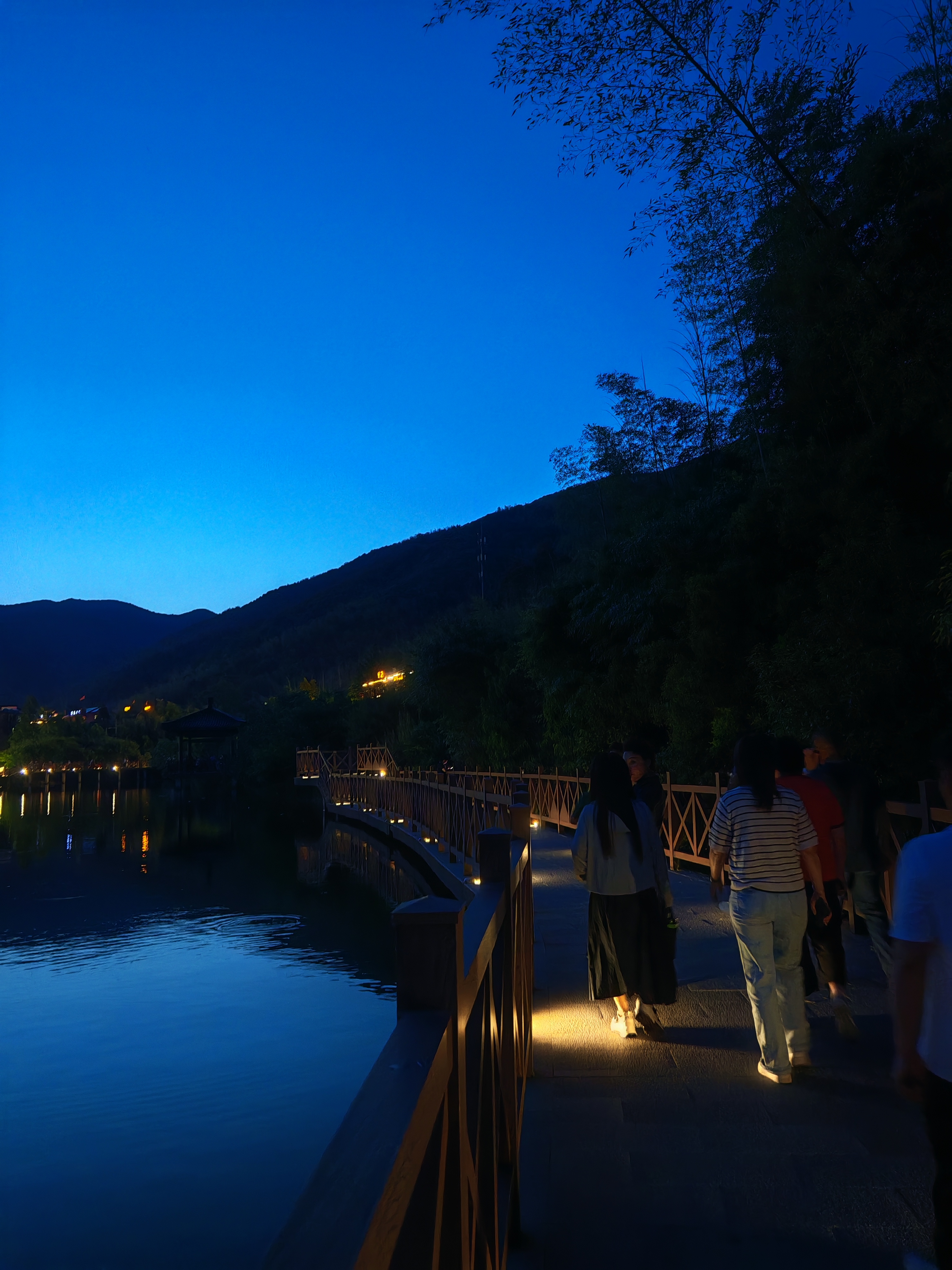 再来几张浙江61湖州61长兴61胜利水库的夜景图片,很美.