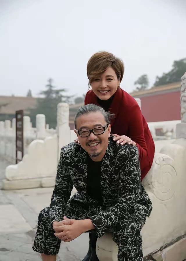 看起来很眼熟,应该也曾经在香港tvb拍戏,想不到这两人举勒 老公是谁