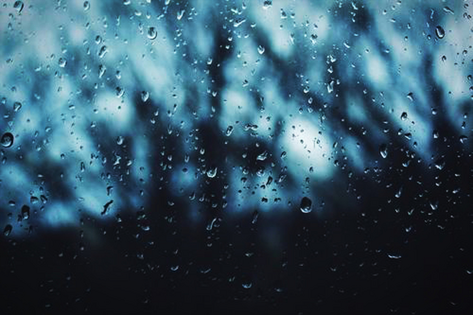 《雨夜即事》 秋风秋雨叩轩窗,闪电雷鸣数道光.