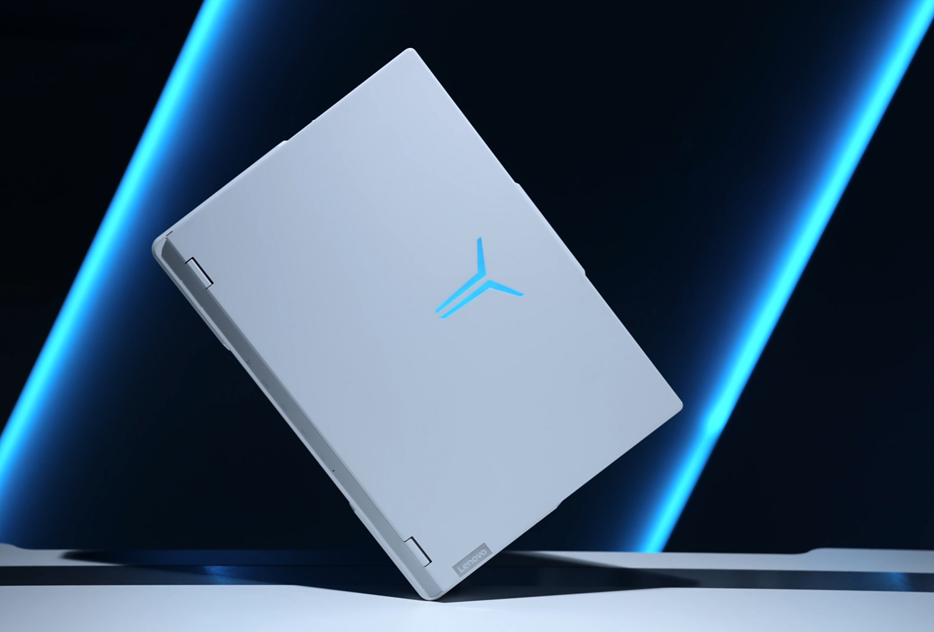 白色实在太优雅了,联想拯救者y9000p 2023新品发布,颜值是真的很不错.