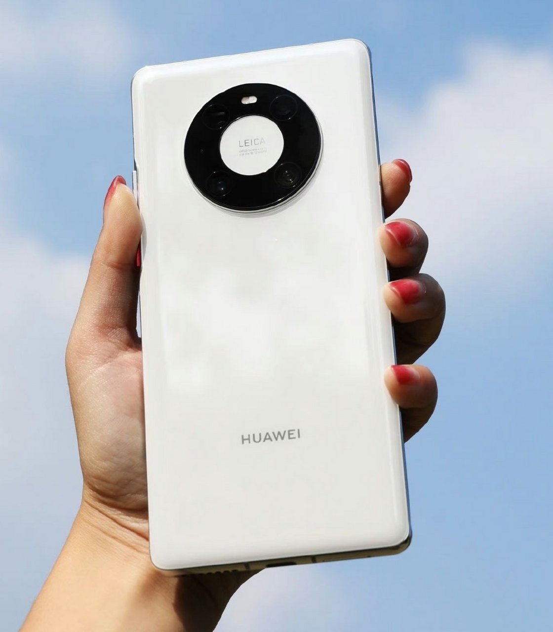 华为mate 60真机图首次曝光,外观致敬经典,配置引发热议.