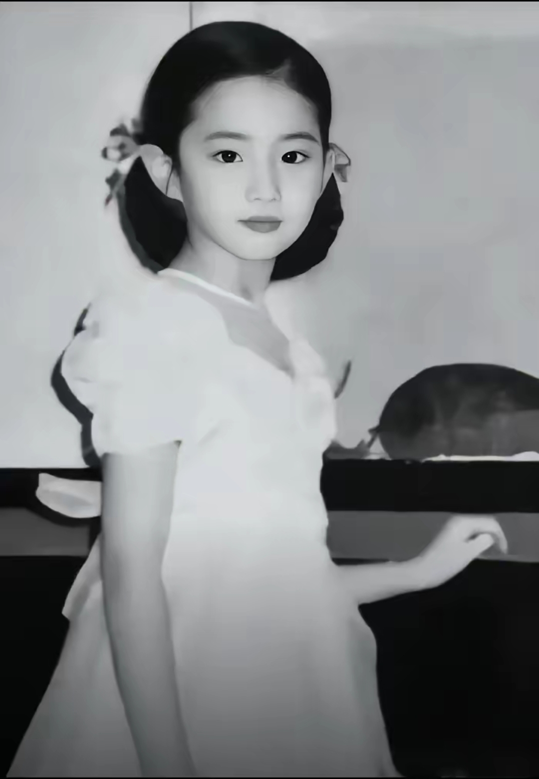 她自幼天生丽质,惊艳众人.