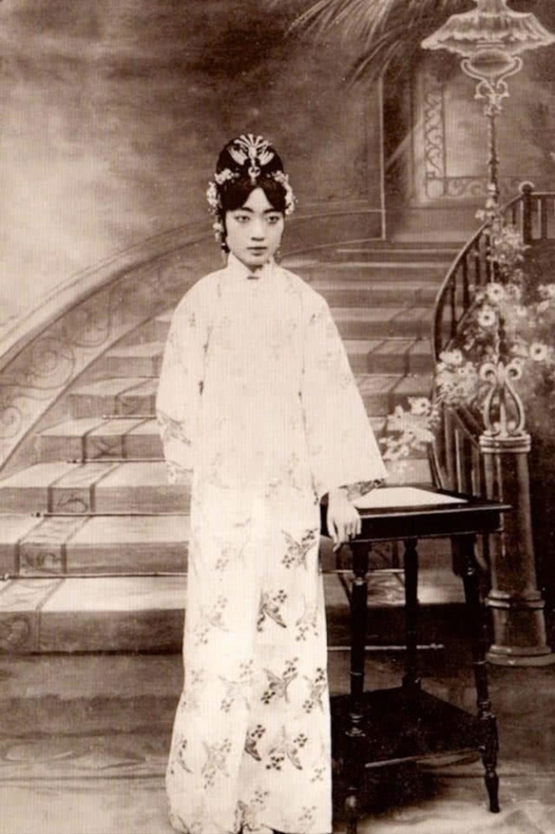 这组照片定格了"正宫皇后"婉容的绝美瞬间,她曾是清宫的璀璨明珠,高挑