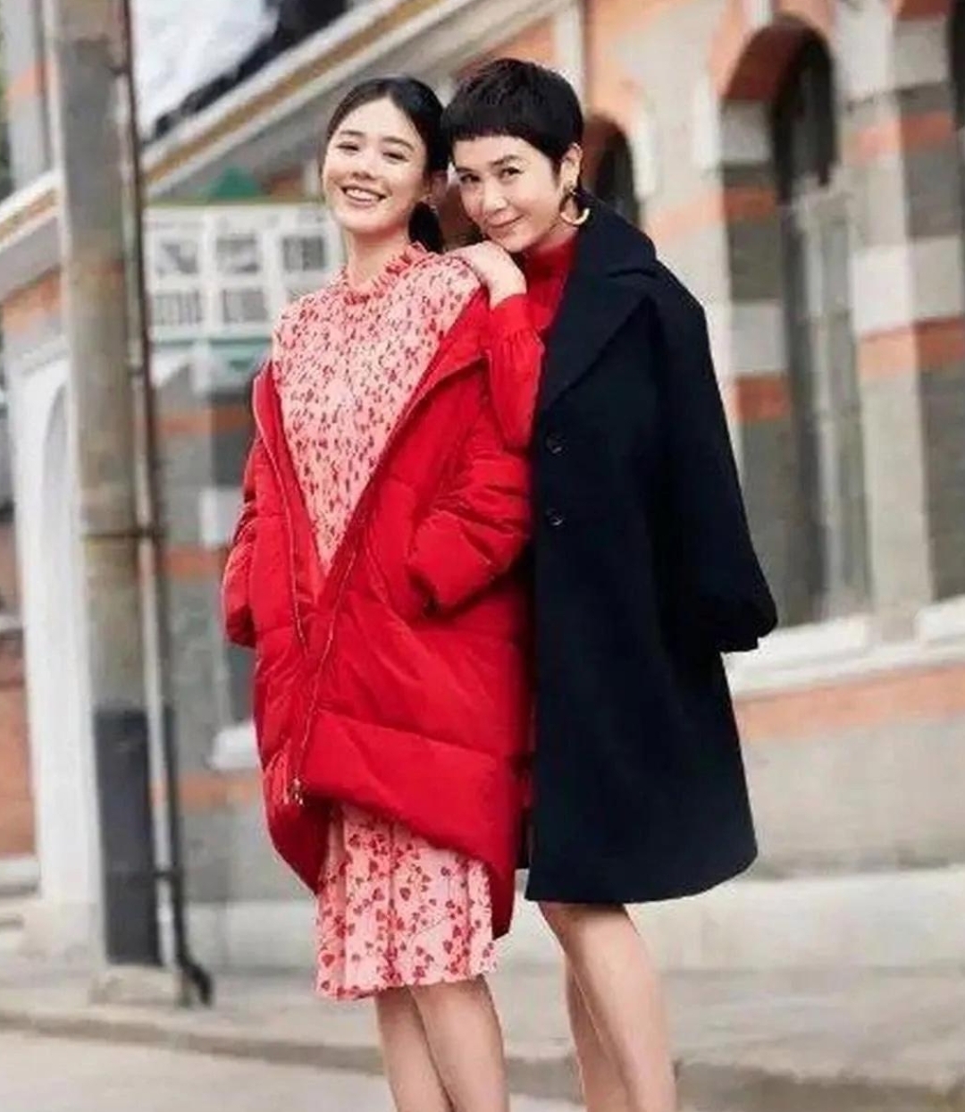 与小 22 岁的外甥女马思纯同框,马思纯青春靓丽,而蒋雯丽气质美貌独具