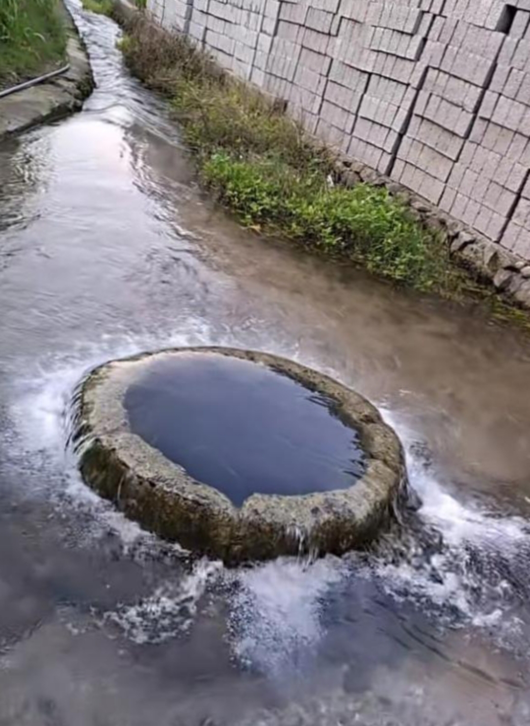 每遇大雨,井水就汩汩地往上冒,并且井水清澈如镜子,这般奇妙自然现象