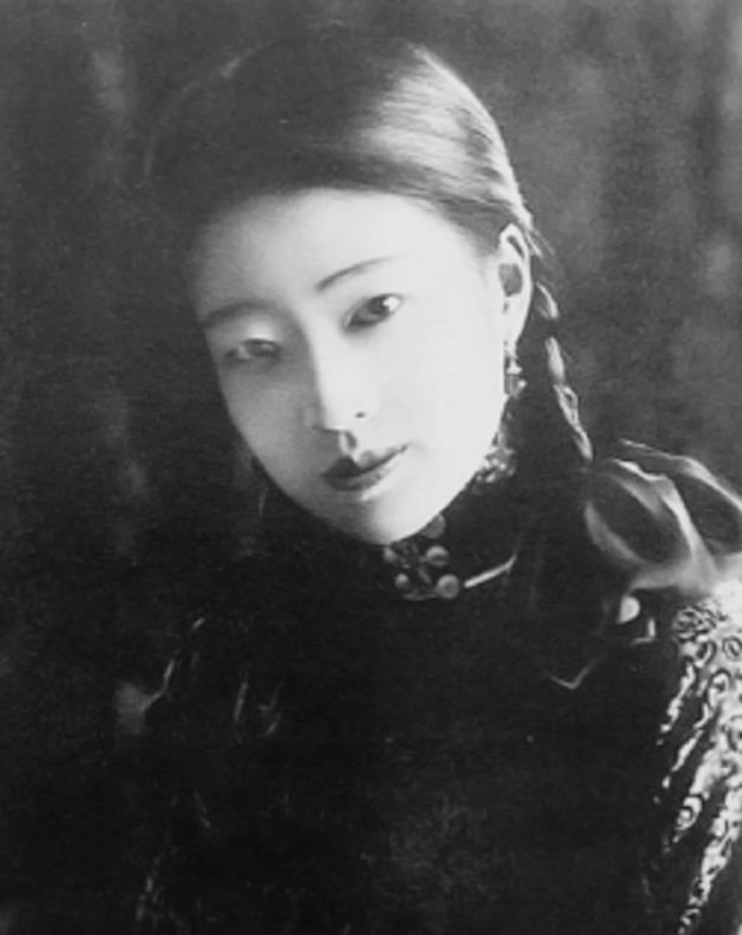 这组照片定格了"正宫皇后"婉容的绝美瞬间,她曾是清宫的璀璨明珠,高挑