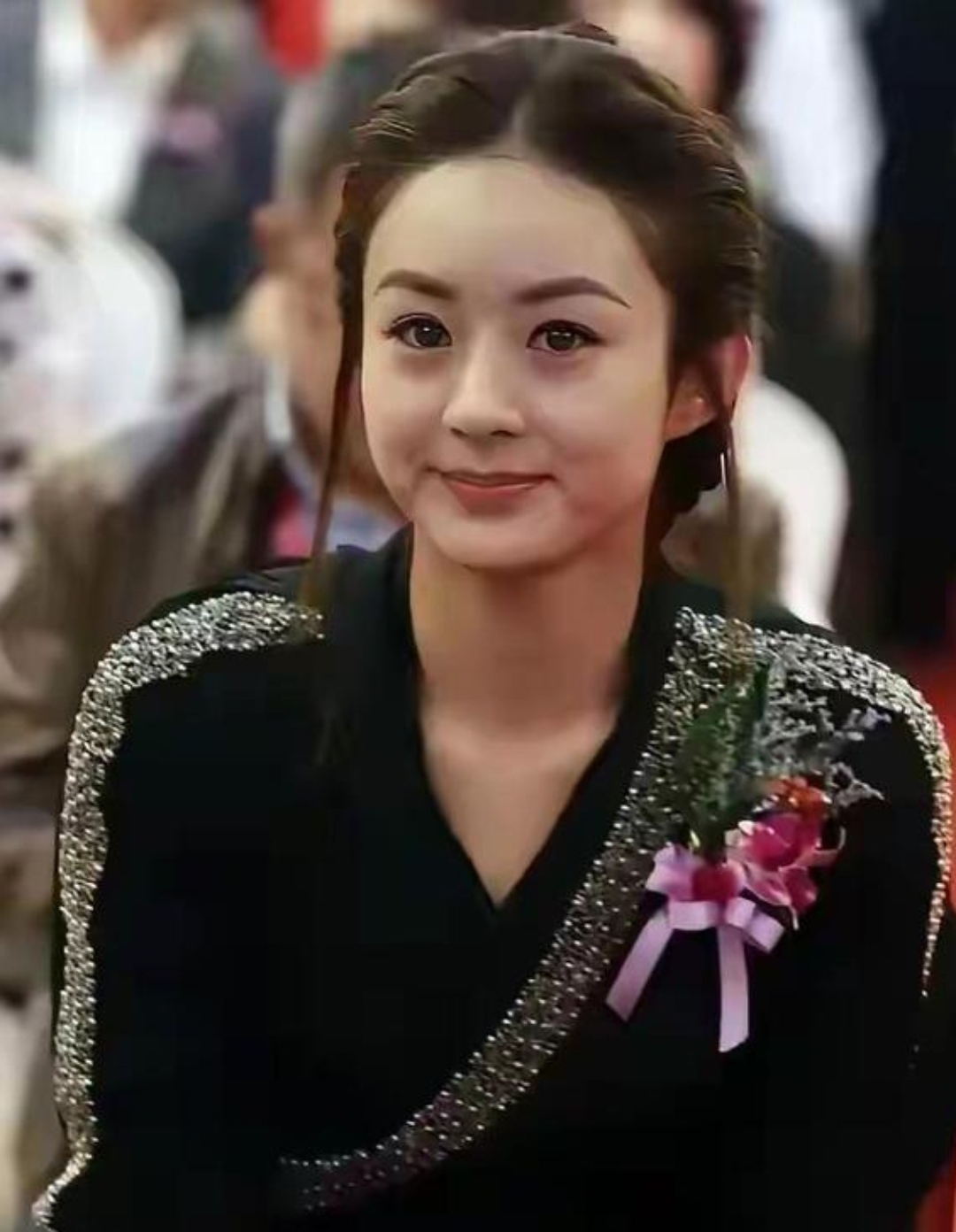 瞧瞧赵丽颖这张未修饰的照片,无滤镜美颜.