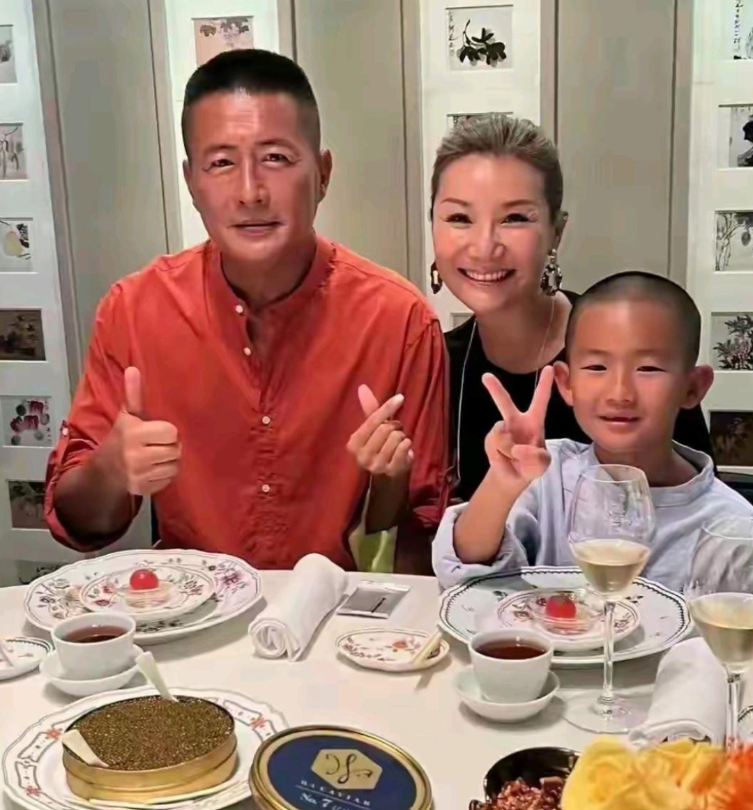 高曙光晒儿子 8 岁生日照,儿子肤色似父,继承了父亲强大基因,父子如
