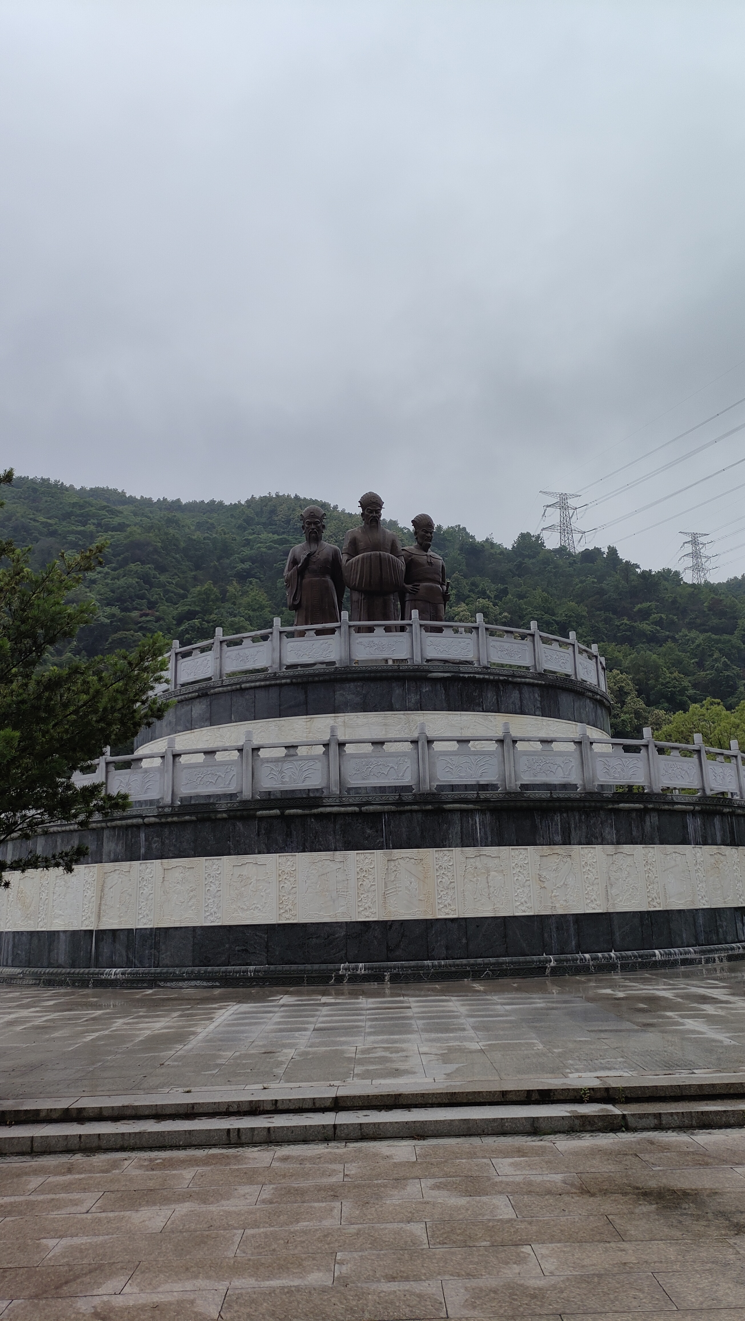 它身着传统服饰,站立如松,双手下垂,尽显沉稳与从容