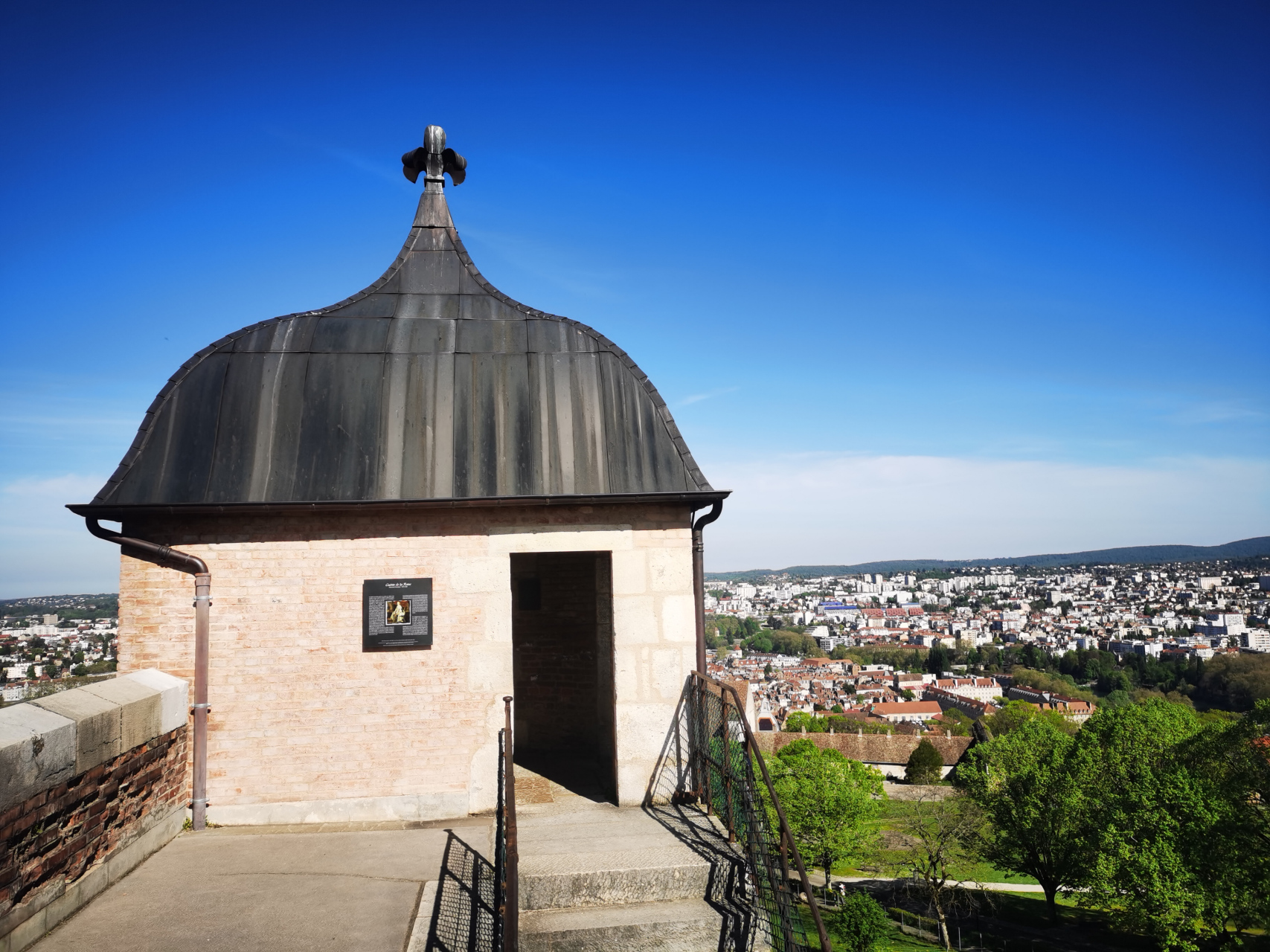 我们来这里打卡世界遗产之贝桑松城堡,一座 17 世纪的堡垒,属于法国