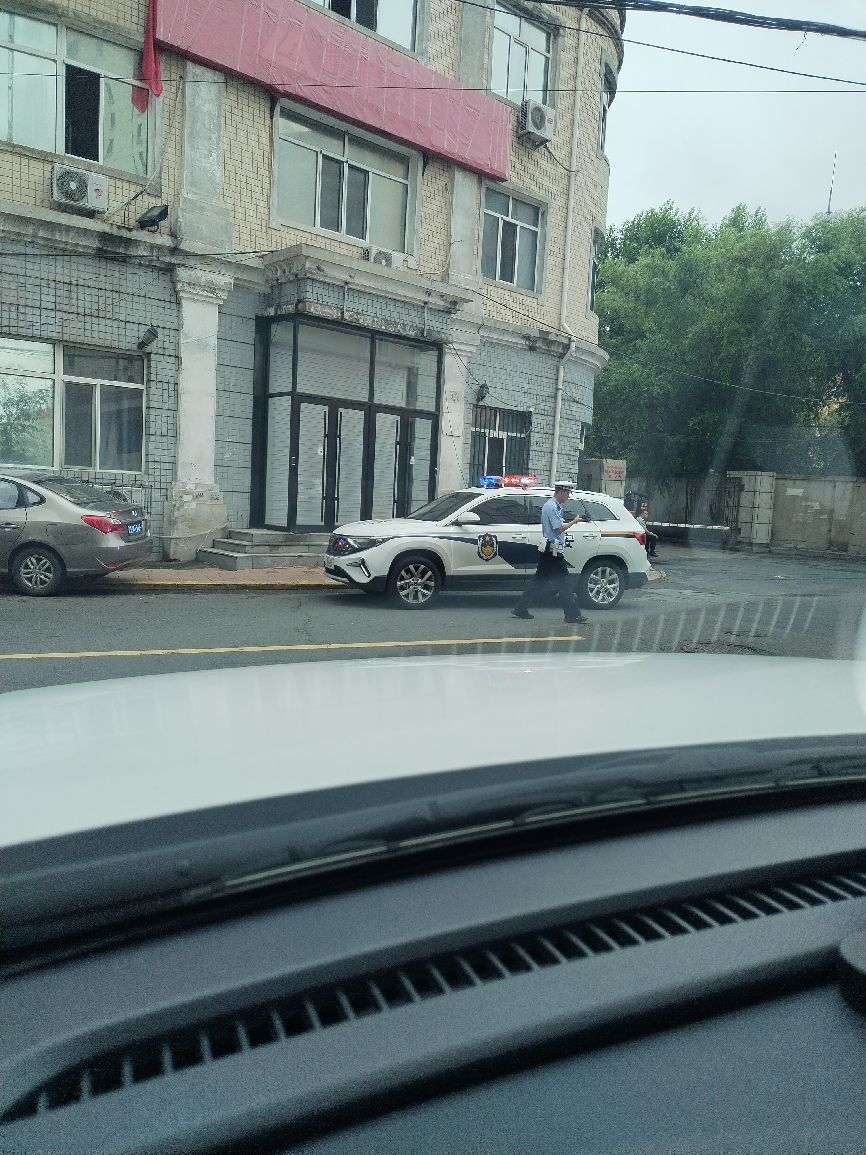 在哈尔滨市南岗区的文林街,一位女司机为了躲避交警给违停"贴单子"