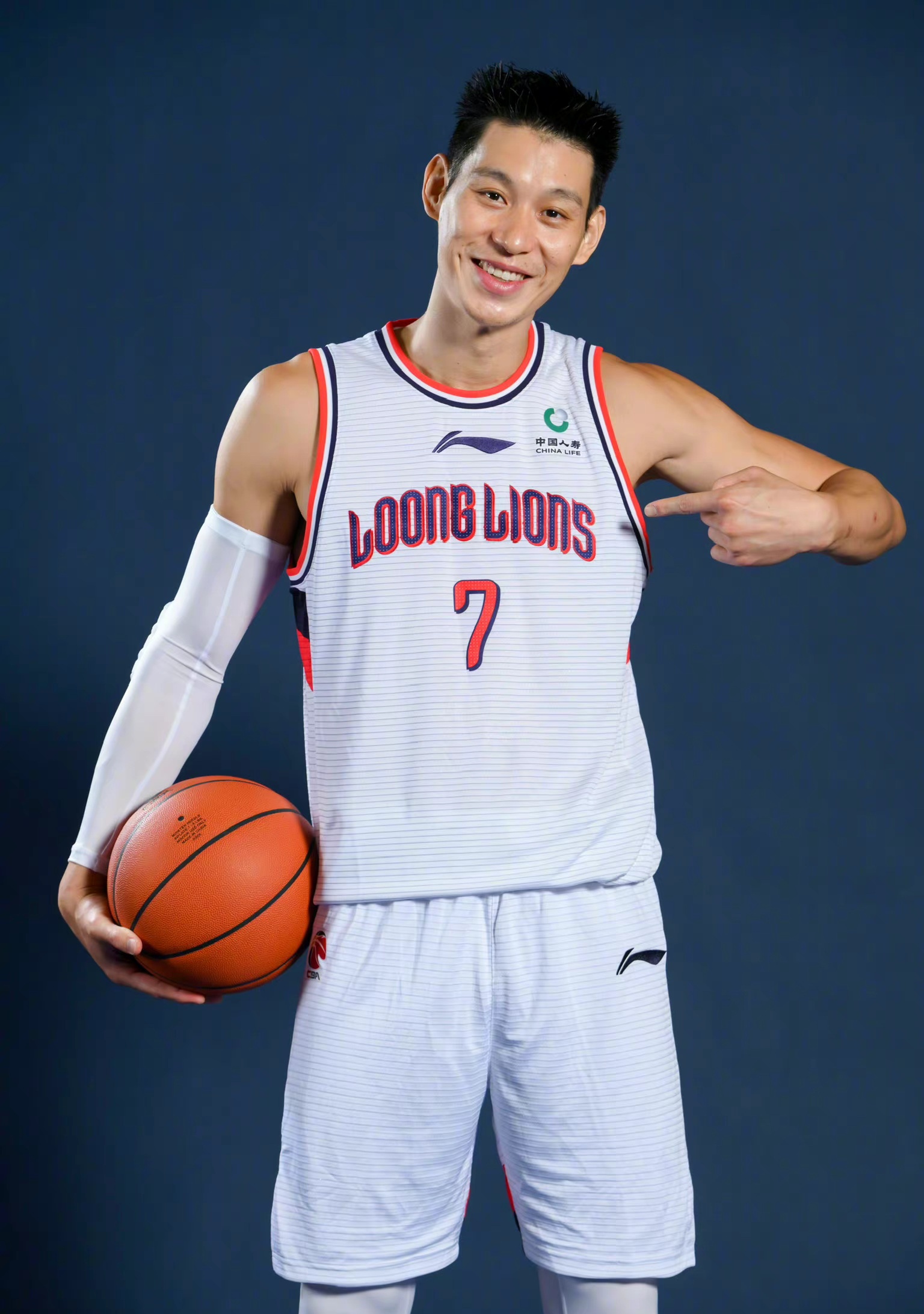 林书豪说再见了,那个改写篮球规则的华裔小子退役啦!