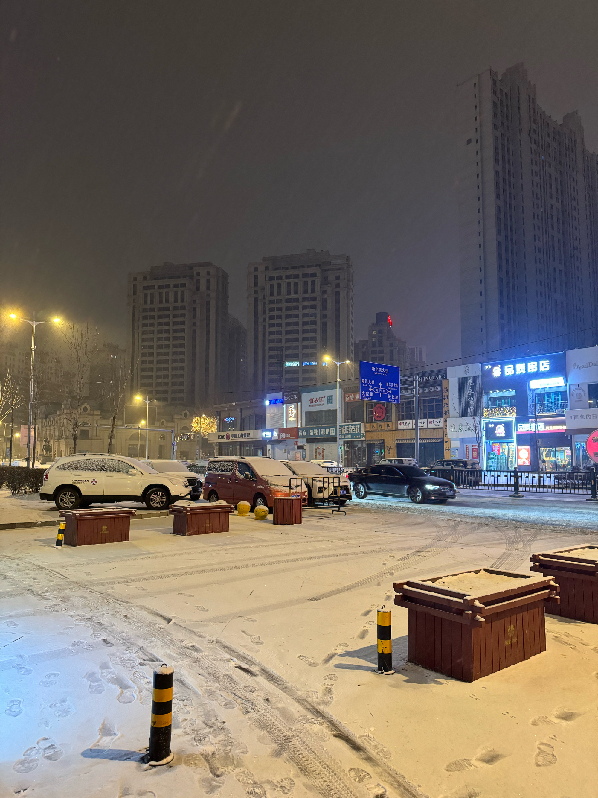 下雪夜景 大街图片