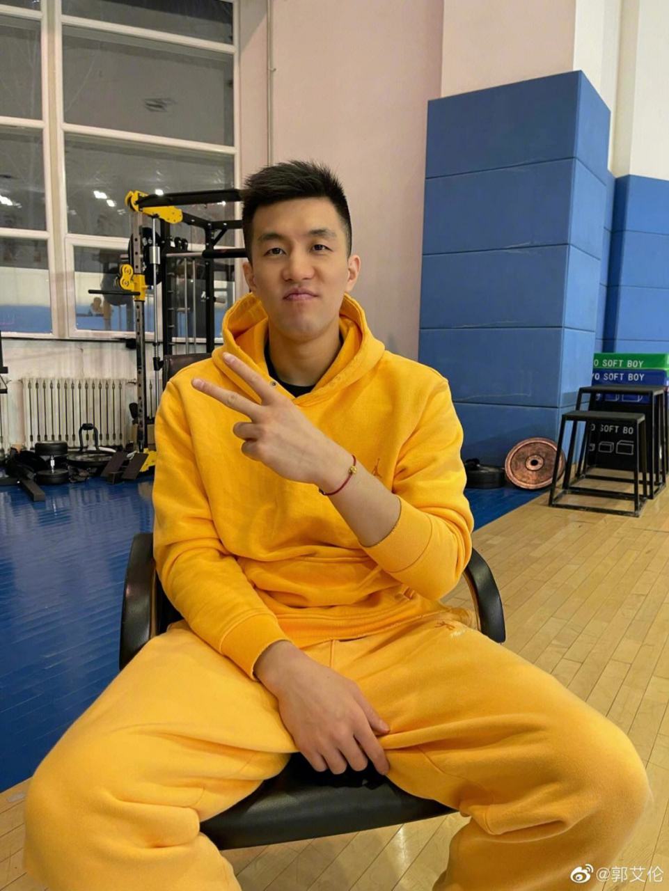 郭艾伦,今天出场42分钟,有三分,有抢断,更有关键投篮!