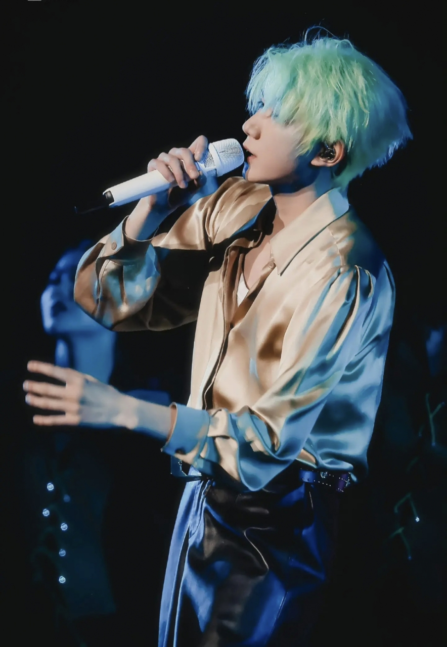 王源演唱会造型,头发特意染成了粉丝的应援色绿色,真是太爱了.