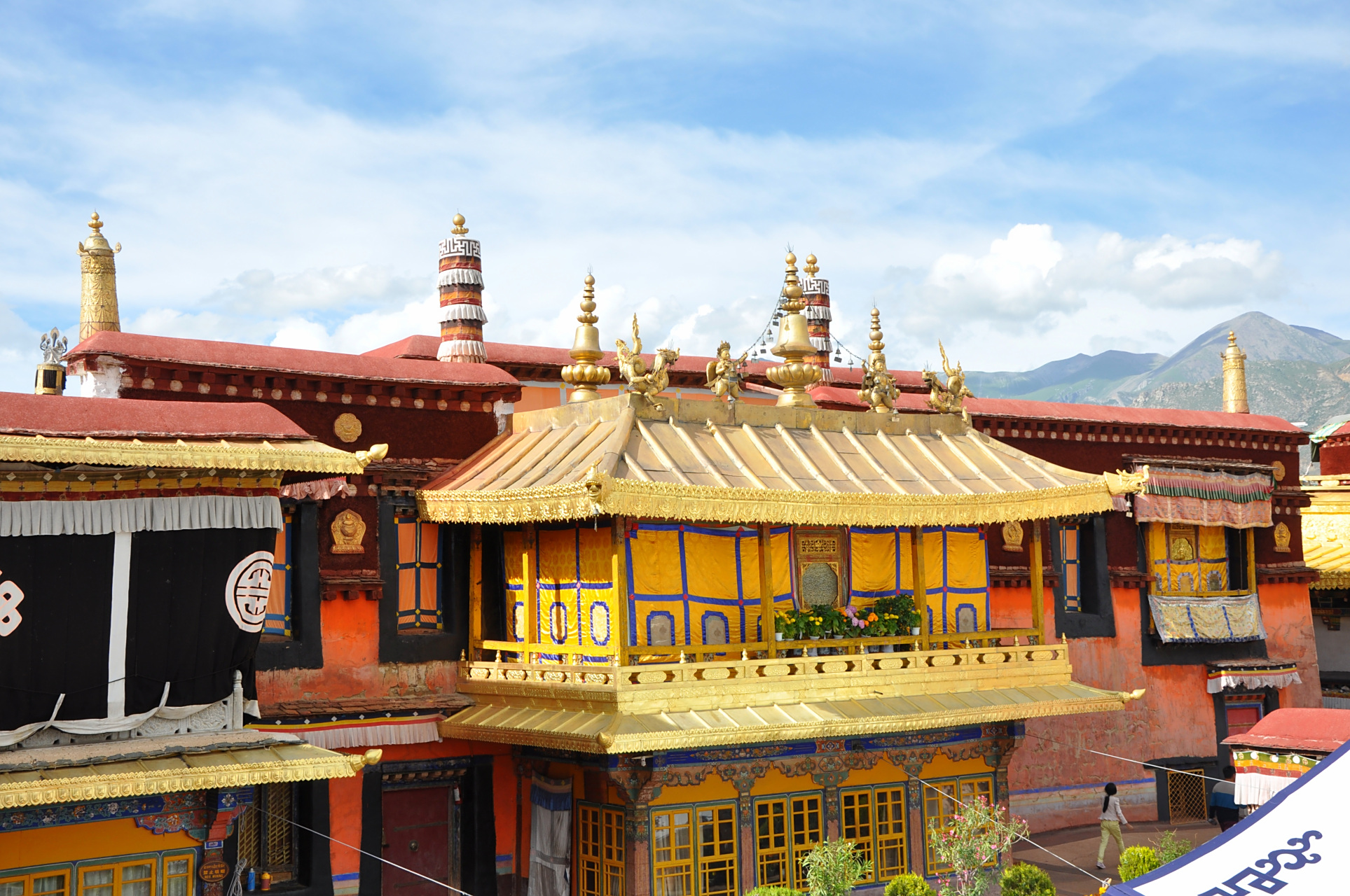 拉萨大昭寺金顶,在蓝天白云衬托之下金碧辉煌.