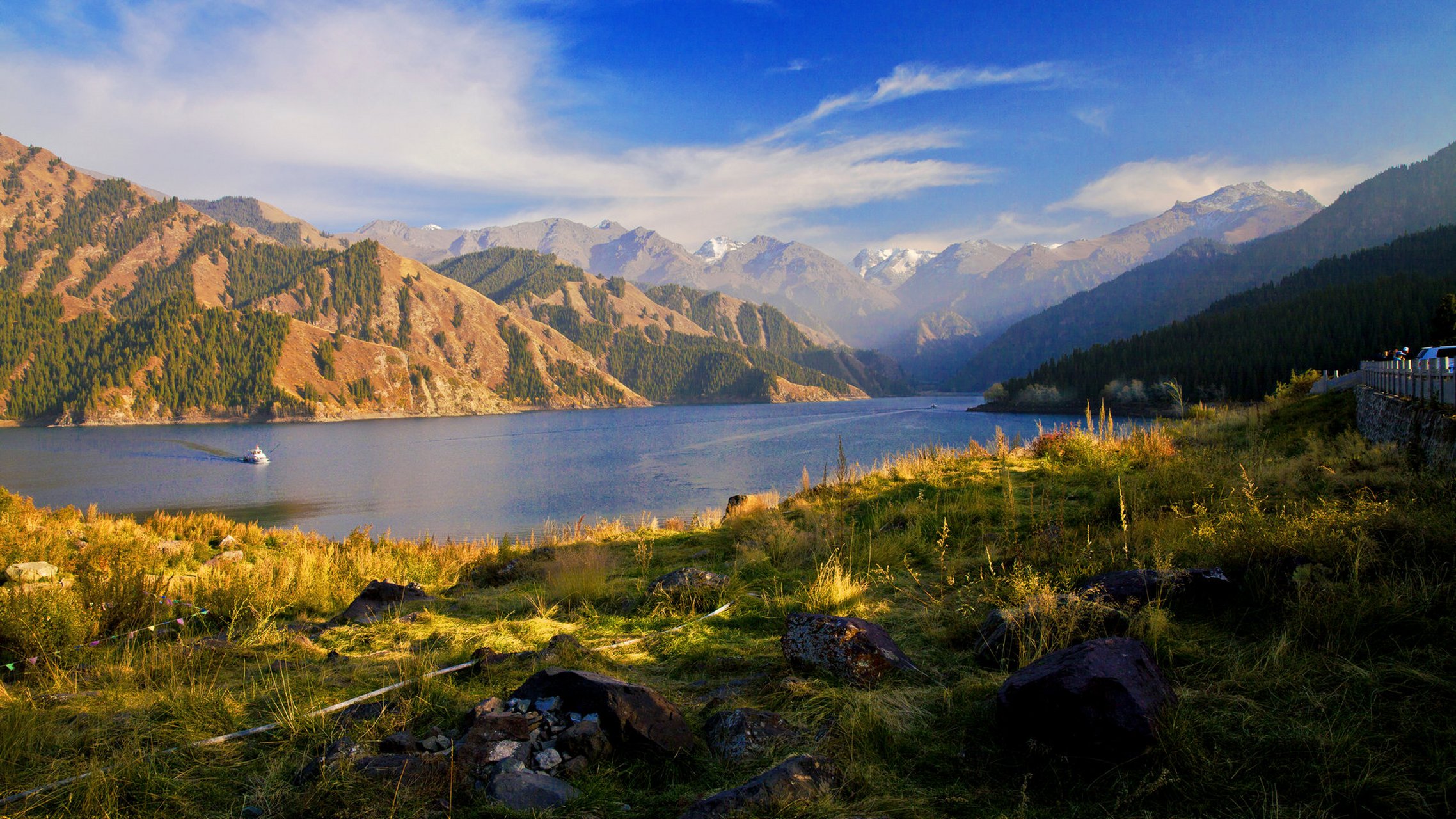 新疆的十大湖泊: 1,喀纳斯湖:位于阿勒泰地区布尔津县,湖面海拔1374米