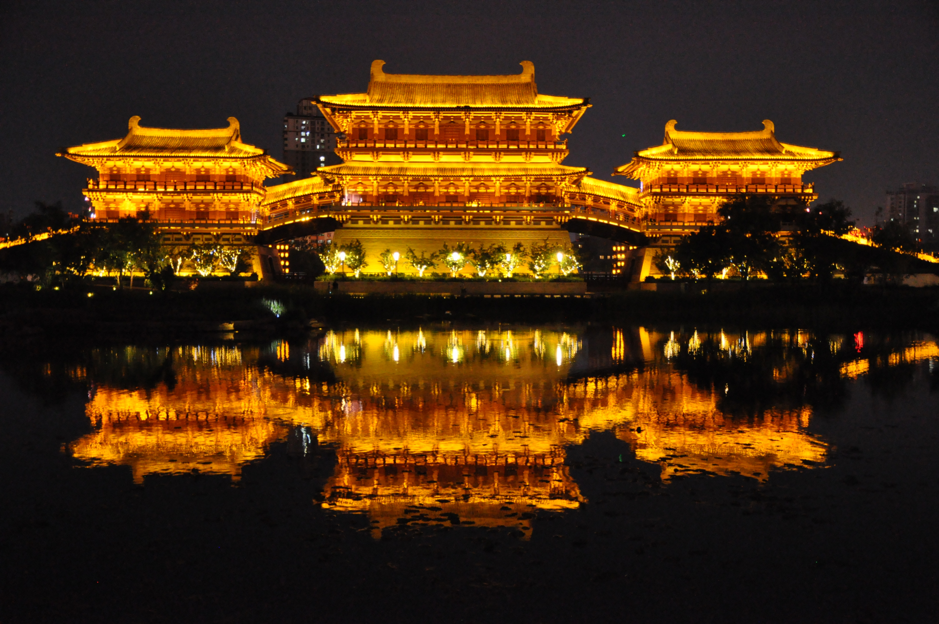 九洲池是隋唐洛阳城·宫城——紫微城内重要的皇家池苑,现在是人们身