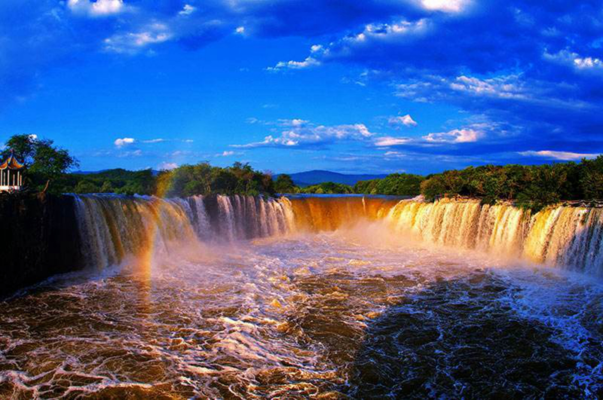 黑龙江十大湖泊: 1,大兴凯湖:位于黑龙江省与俄罗斯滨海边疆区交界处