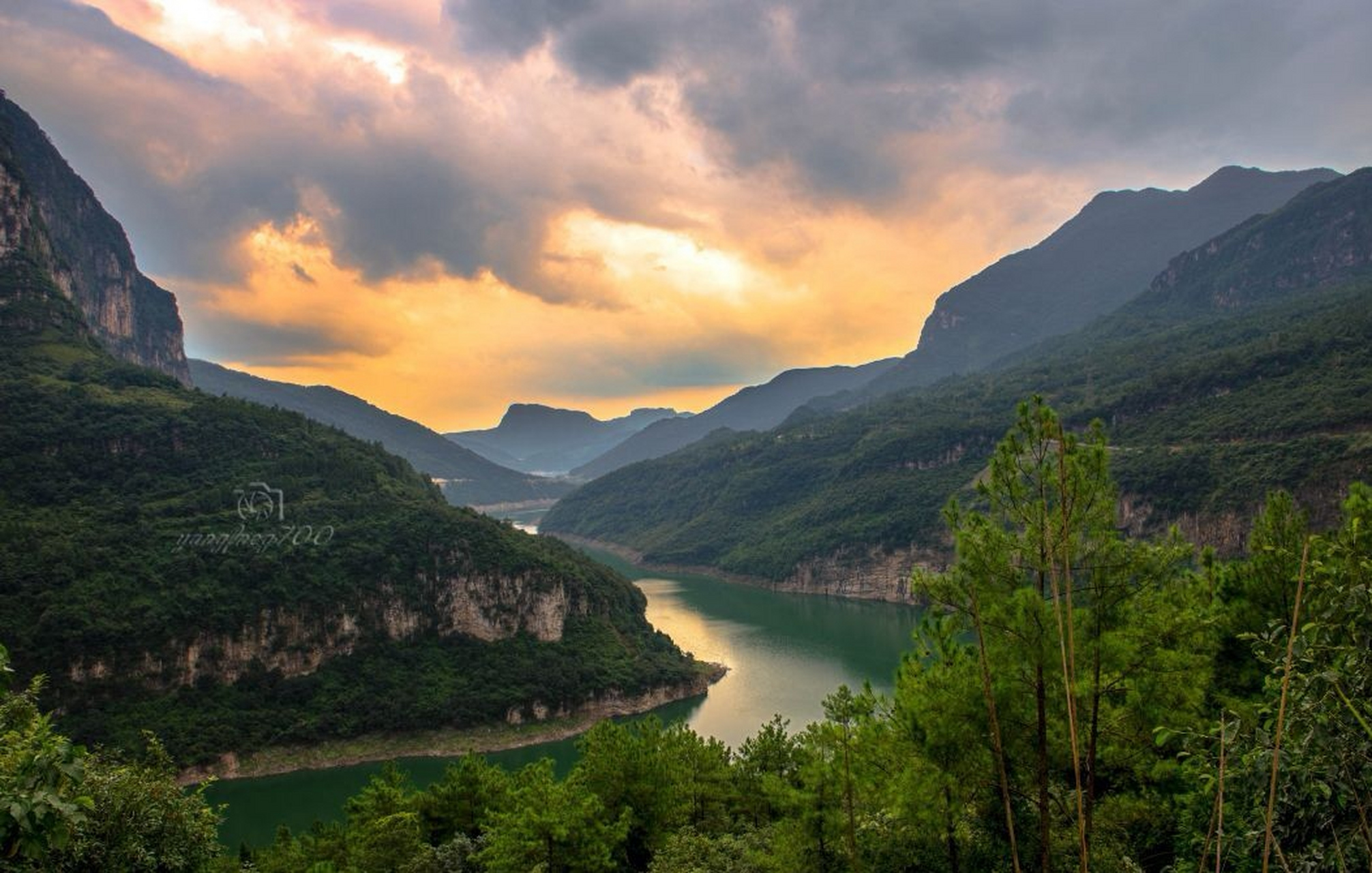 四川十大河流: 1,金沙江:是中国长江的上游,穿行于川,藏,滇三省区之间