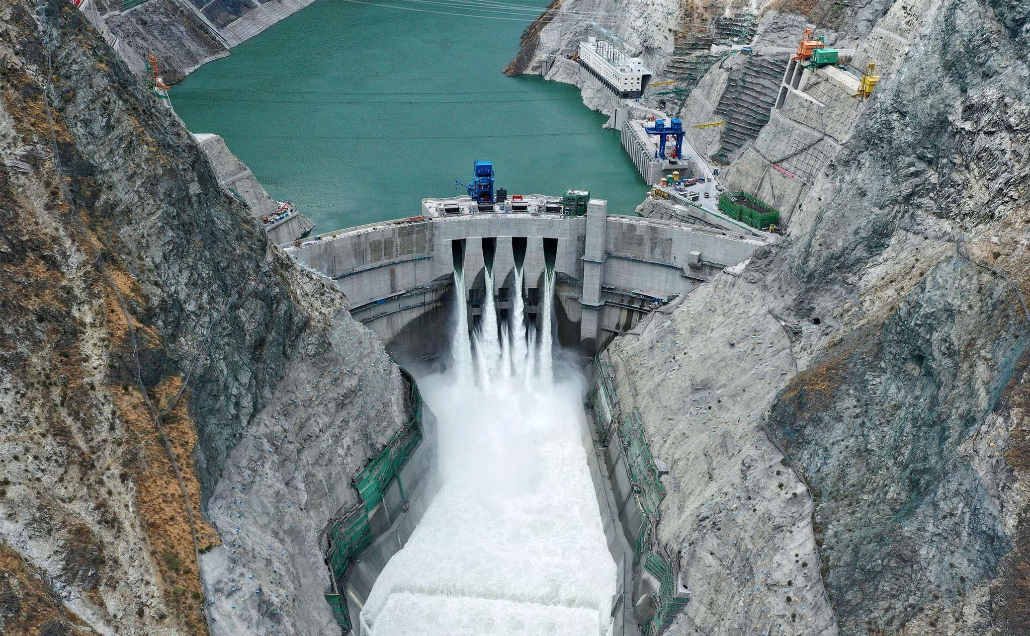 雅砻江上共规划开发21个大中型梯级水电站,装机容量达3000万千瓦,目前