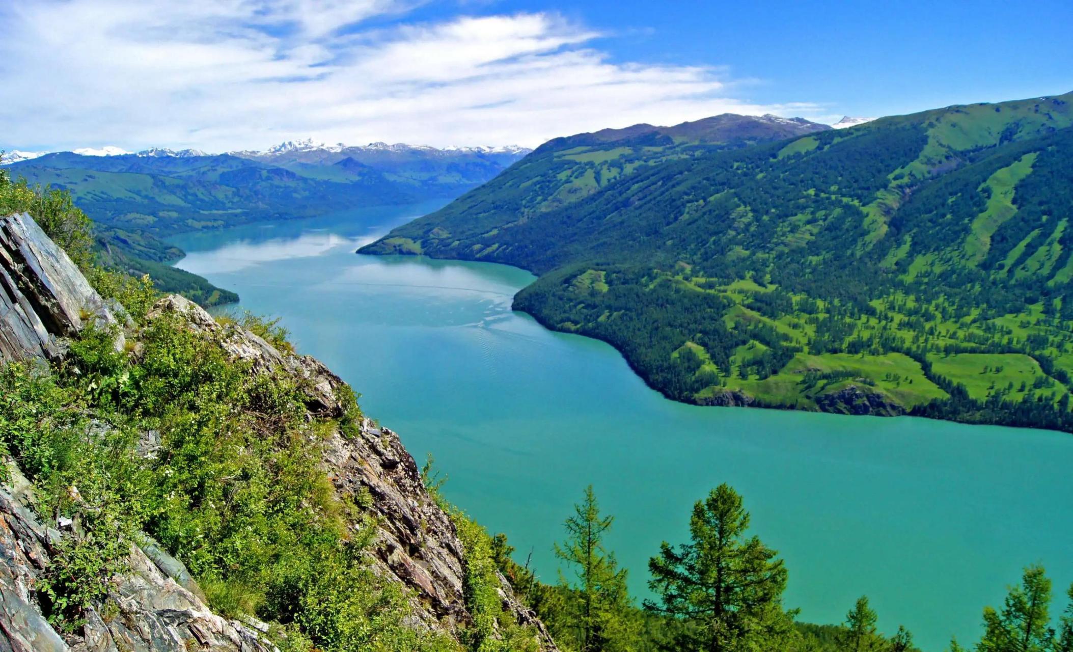 新疆的十大湖泊: 1,喀纳斯湖:位于阿勒泰地区布尔津县,湖面海拔1374米