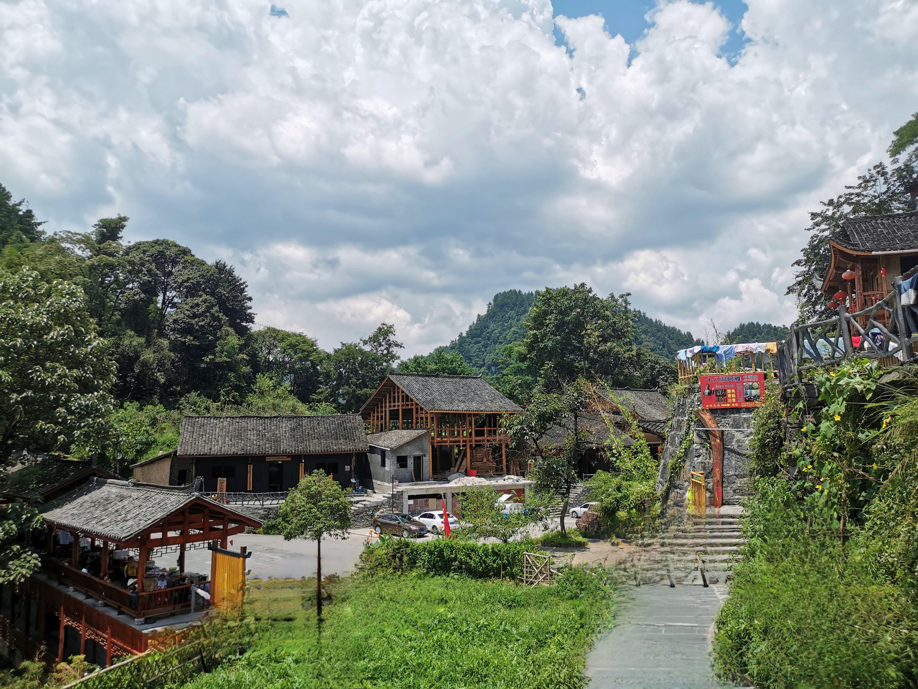 湖南湘西州花垣县双龙镇十八洞村,山清水秀,"精准扶贫"首倡地,旅游业