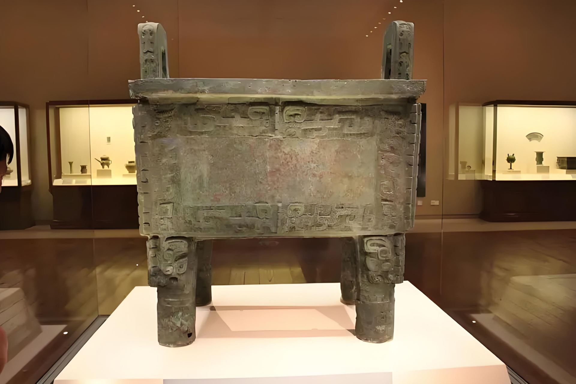 找对博物馆,领略惊人奇迹: 1,司母戊鼎:商代最重的青铜器,1939年出土