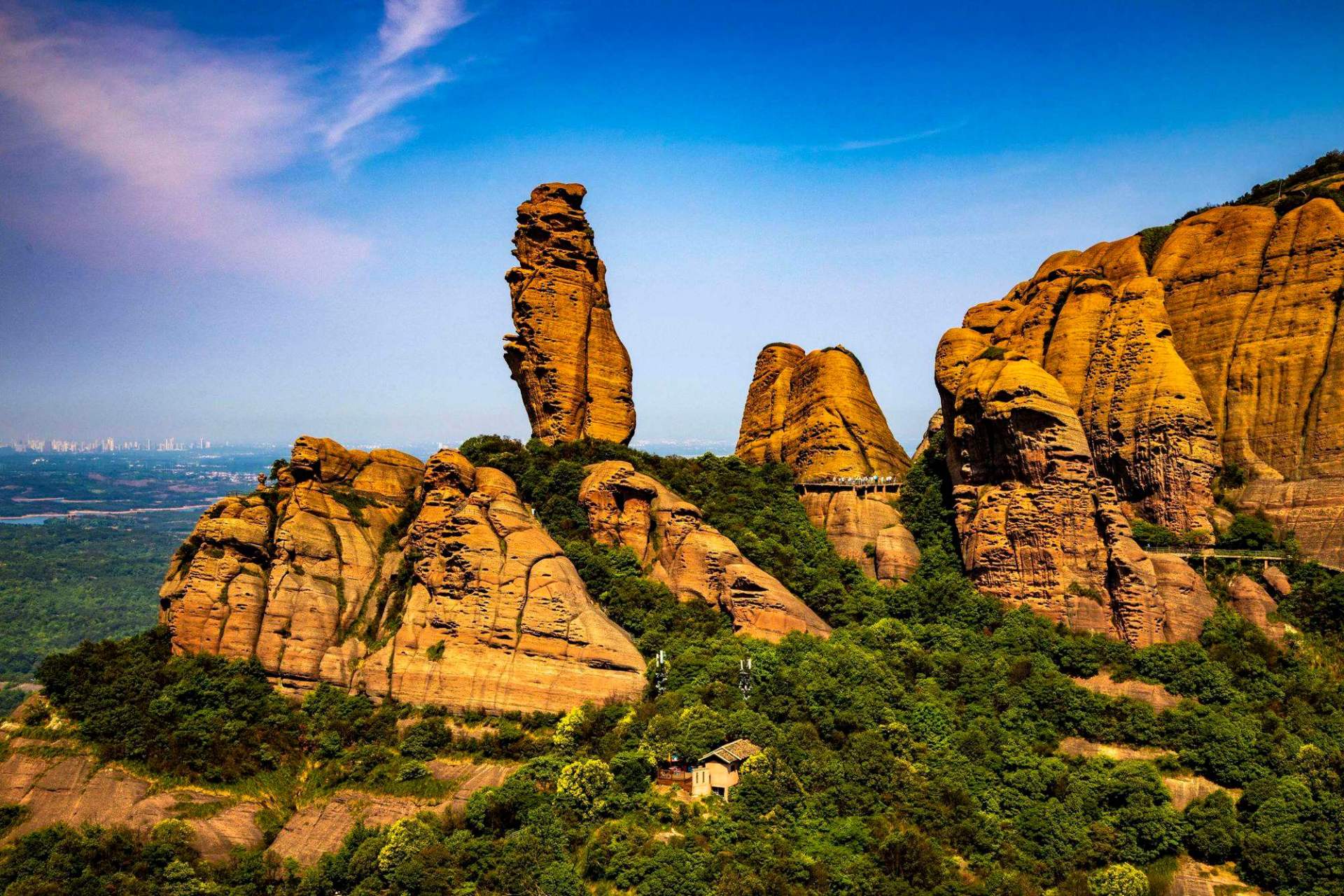 江西十大名山: 1,庐山:位于九江市,是国家5a级旅游风景区,也是世界