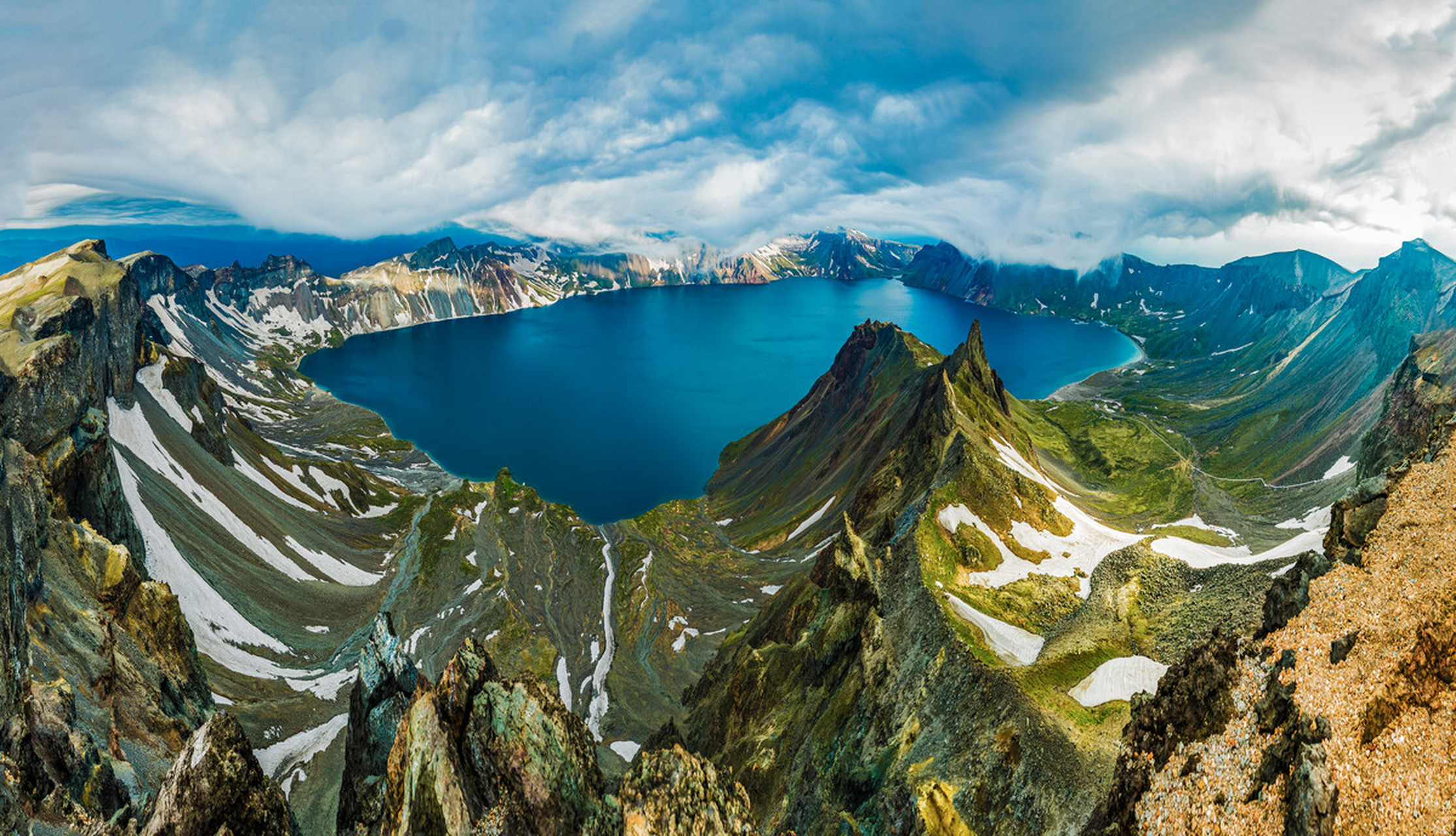 吉林省十大湖泊: 1,长白山天池:位于长白山主峰火山锥的顶部,水面面积