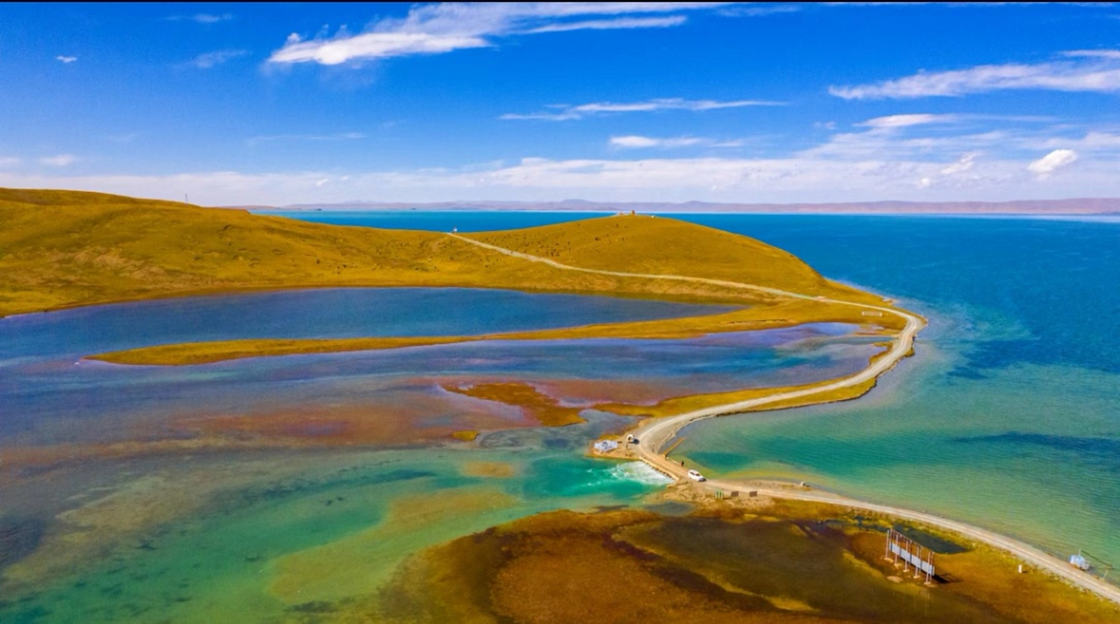 青海十大湖泊: 1,青海湖:位于海北,海南藏族自治州的海晏,刚察,共和三