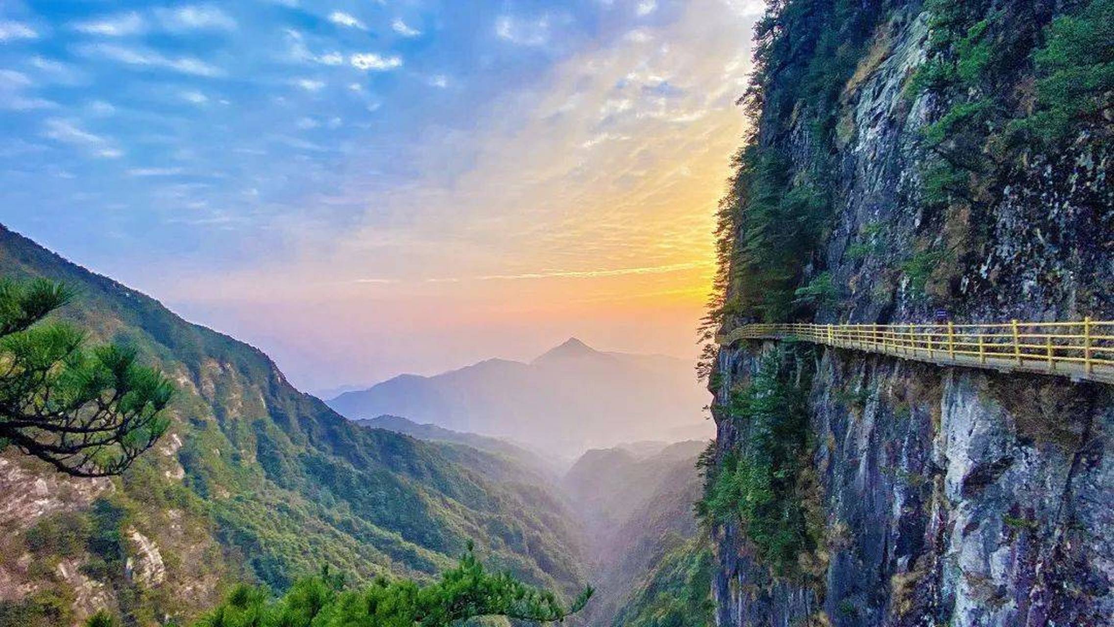 江西十大名山: 1,庐山:位于九江市,是国家5a级旅游风景区,也是世界