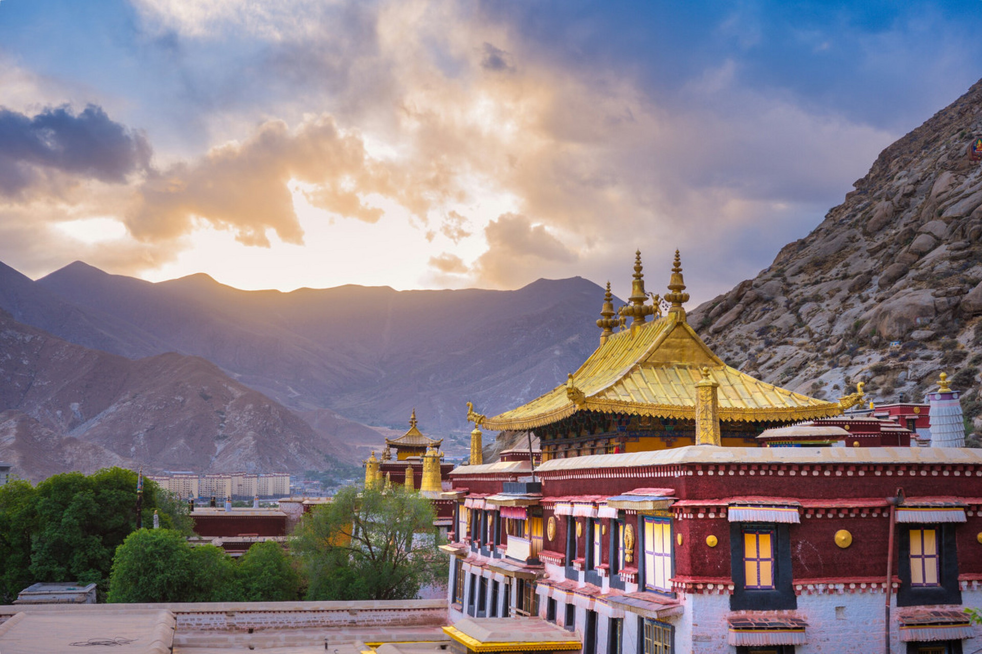 西藏十座著名的藏传佛教寺庙: 1,拉萨大昭寺(图1) 2,日喀则扎什伦布寺