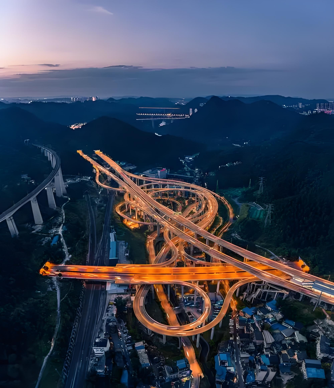 中国十大立交桥排名,最大的居然有5层,20条匝道: 1,重庆黄桷湾立交桥