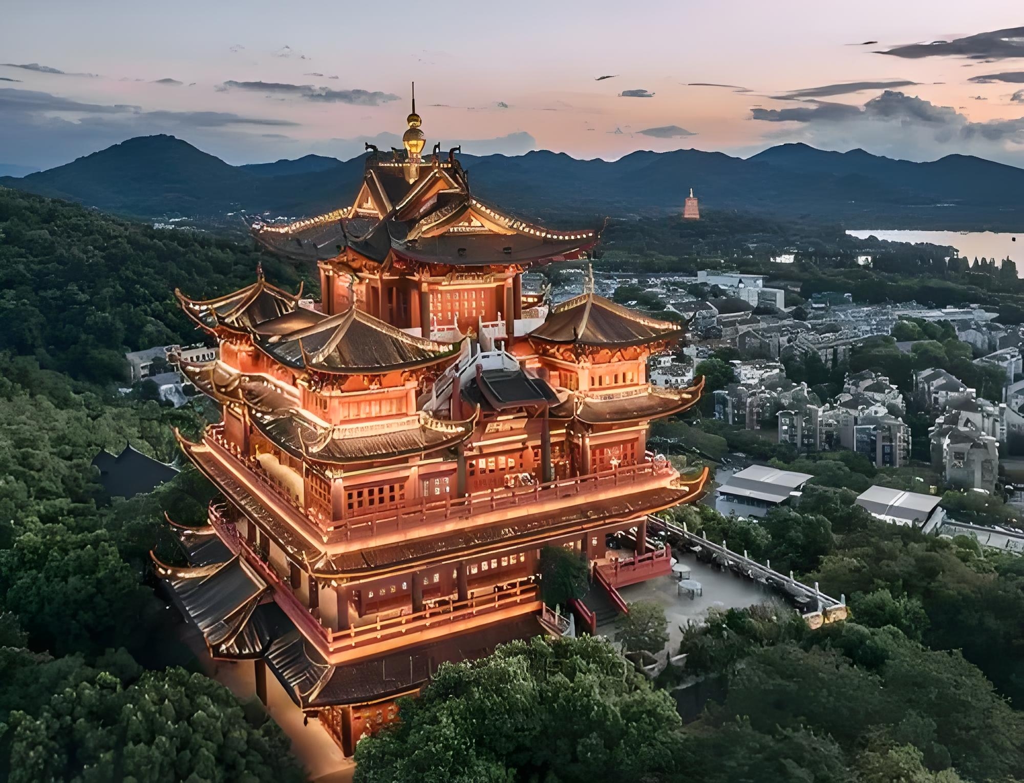 杭州的7座名阁: 1,城隍阁:位于吴山山巅,是游人登高揽胜的必到之地.