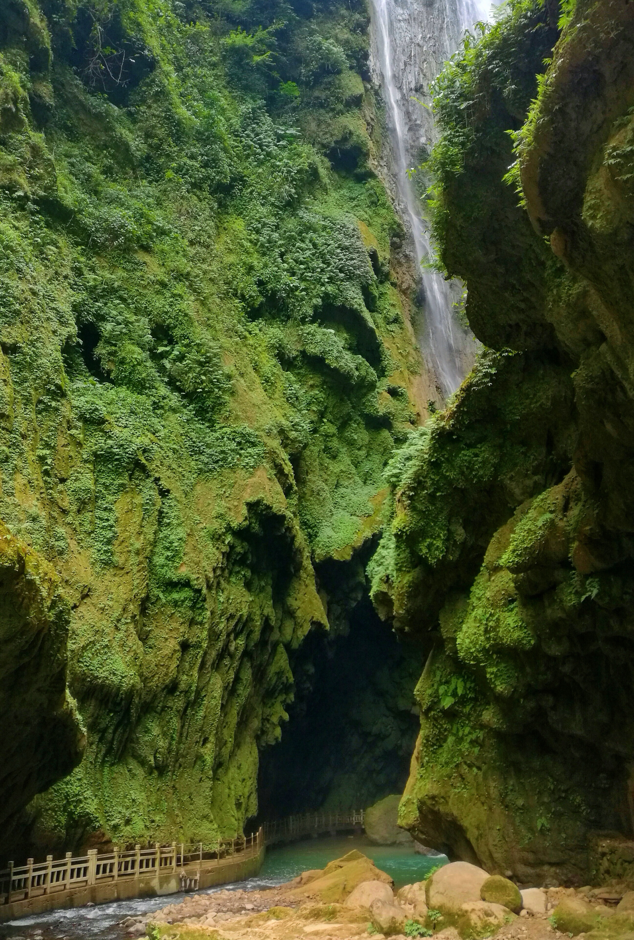 通灵大峡谷,位于广西靖西县,全长3.