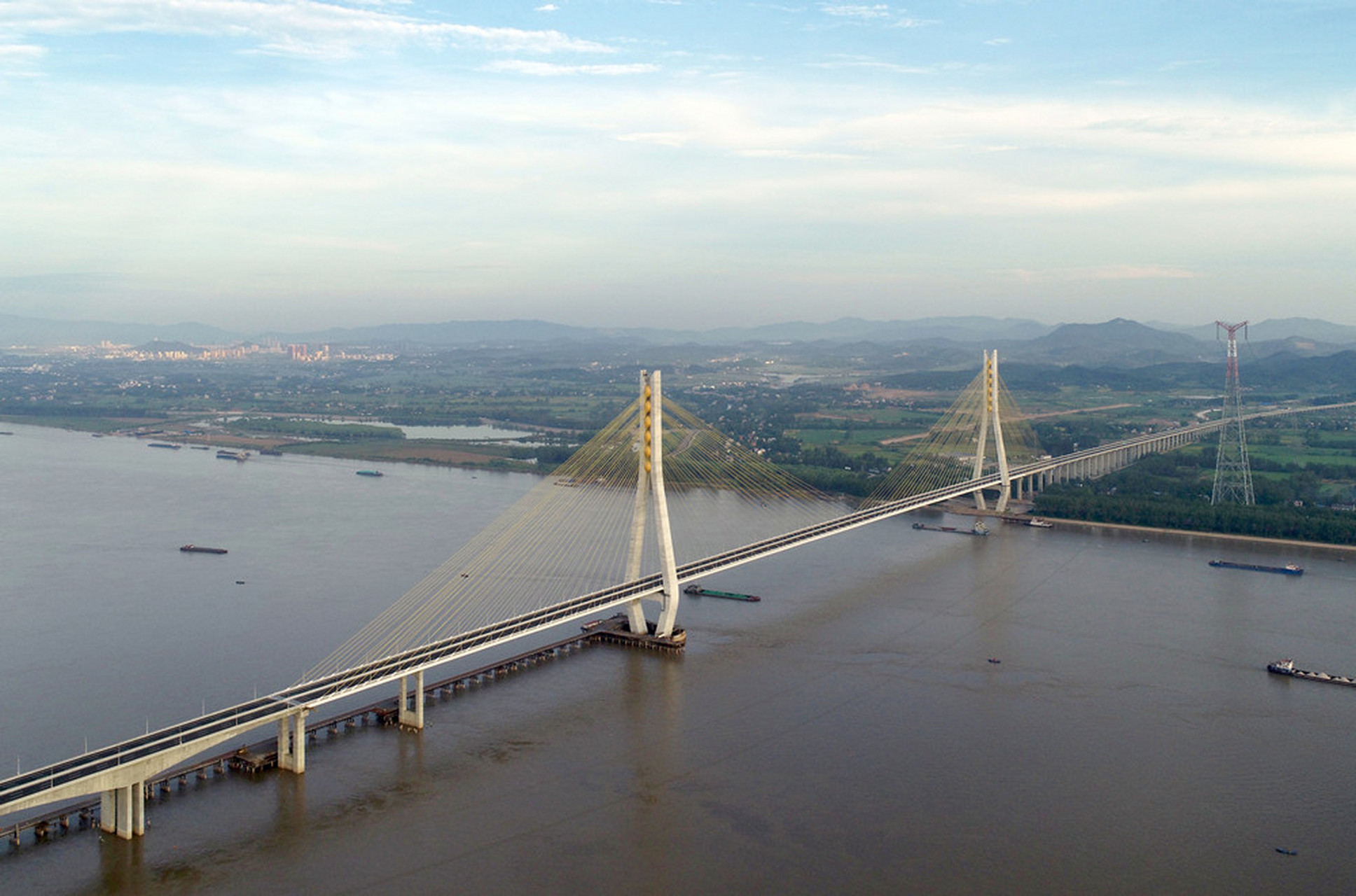 安徽十二座长江大桥: 1,望东长江大桥:是连接安庆市望江县与池州市