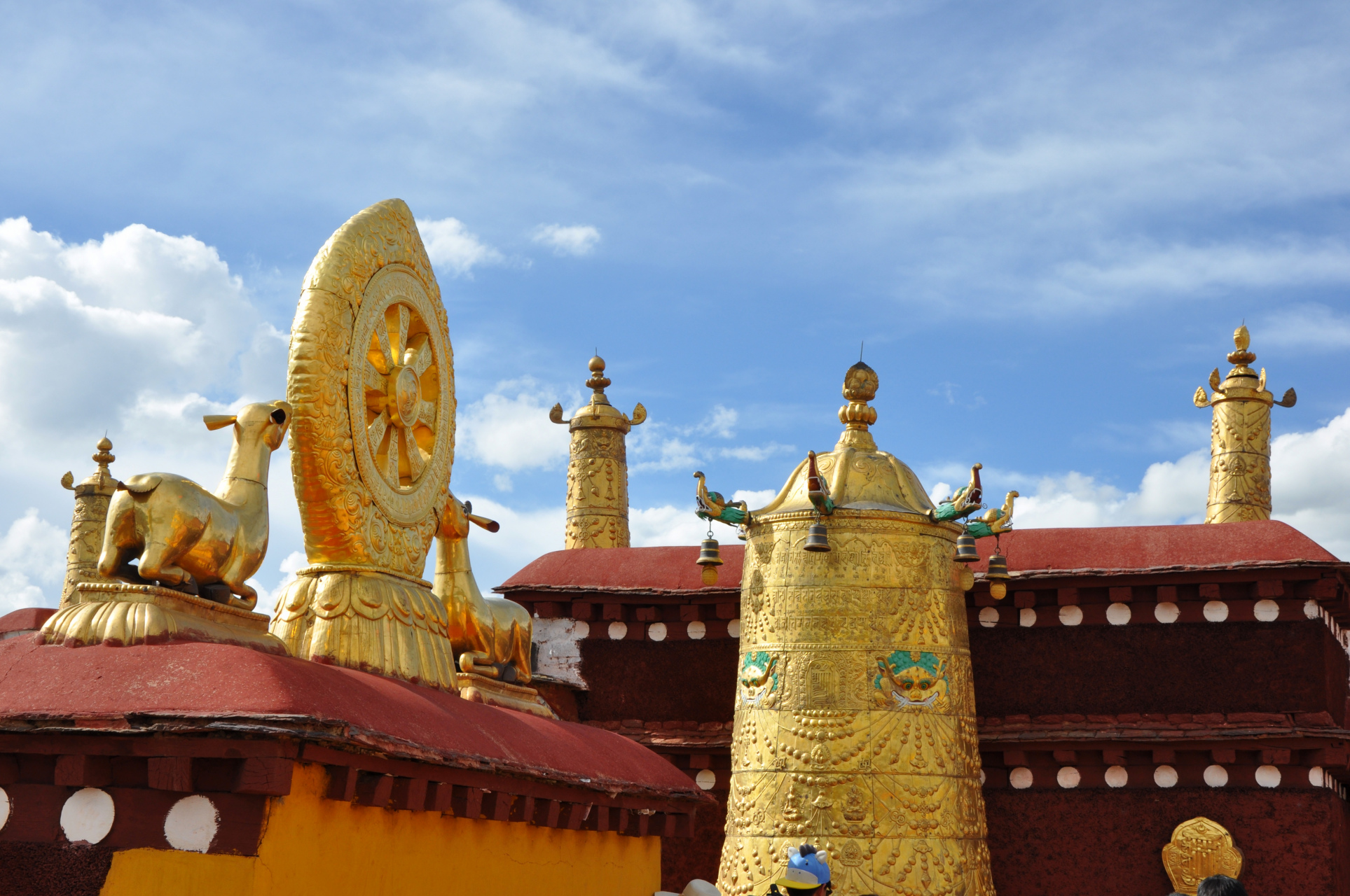 拉萨大昭寺金顶,在蓝天白云衬托之下金碧辉煌.