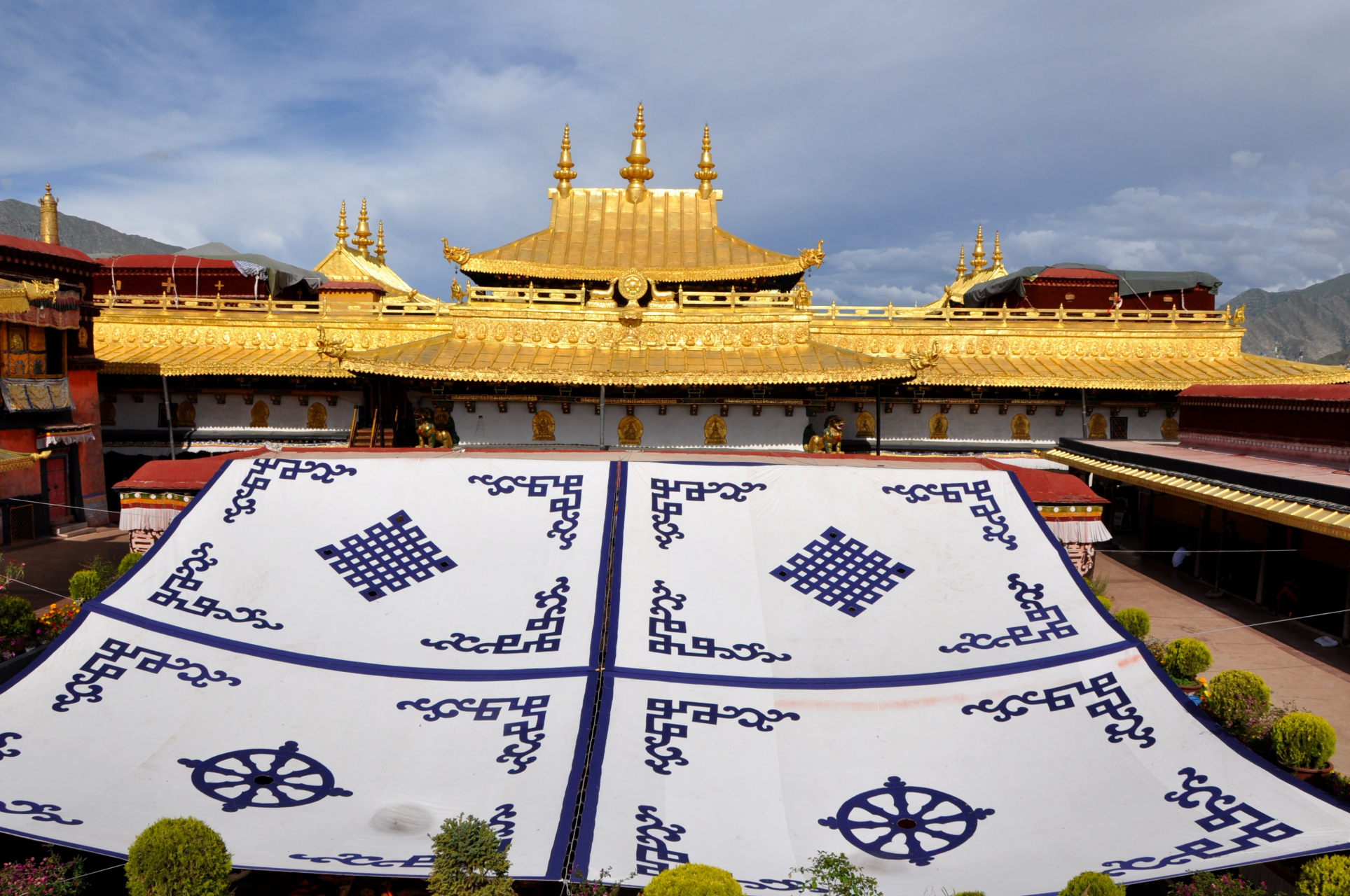 拉萨大昭寺金顶,在蓝天白云衬托之下金碧辉煌.