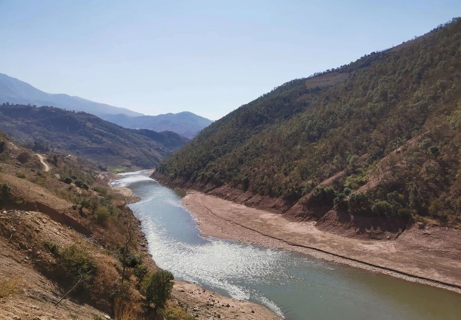 云南十大河流: 1,金沙江:长江上游部分,云南境长1560公里.