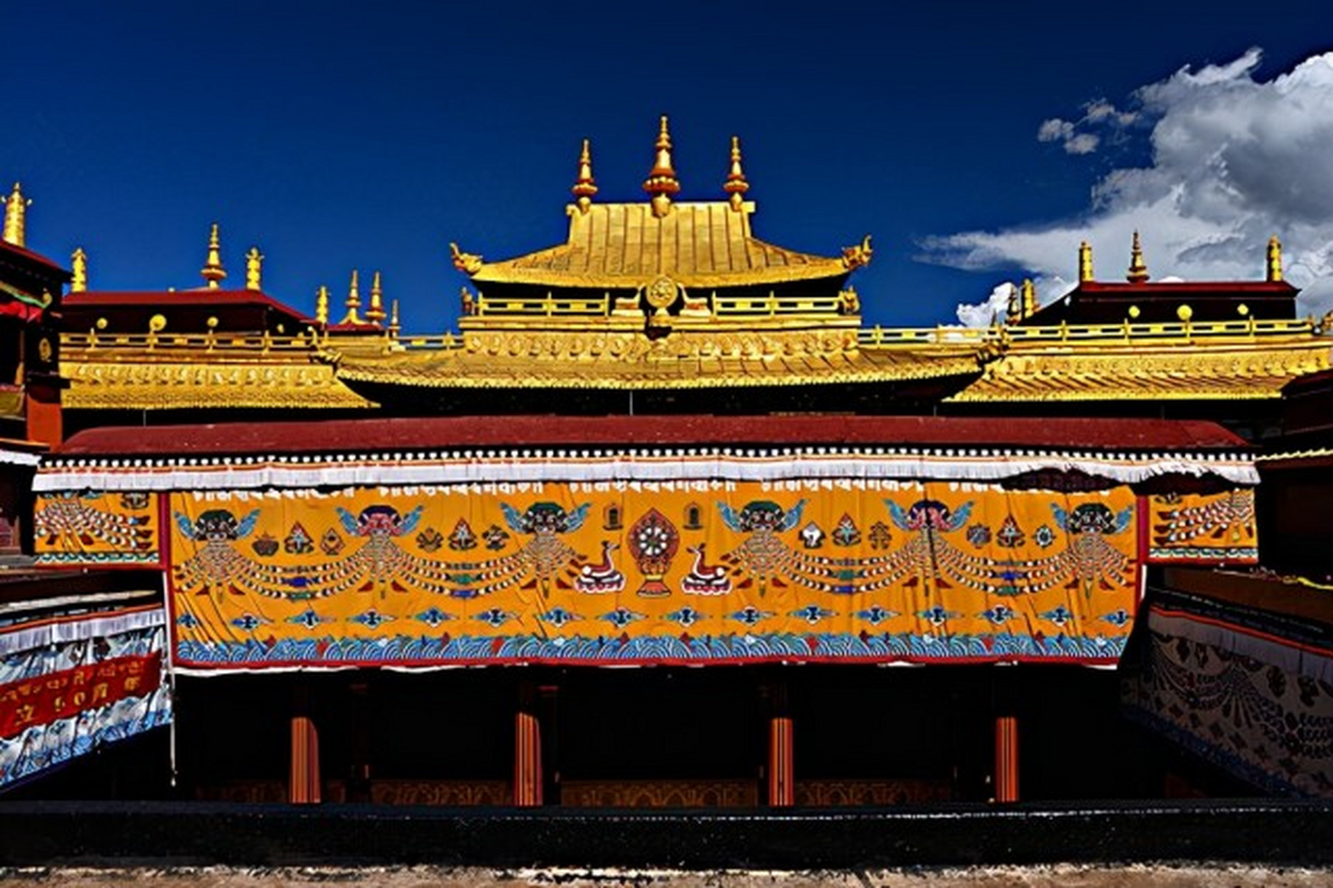 西藏十座著名的藏传佛教寺庙: 1,拉萨大昭寺(图1) 2,日喀则扎什伦布寺