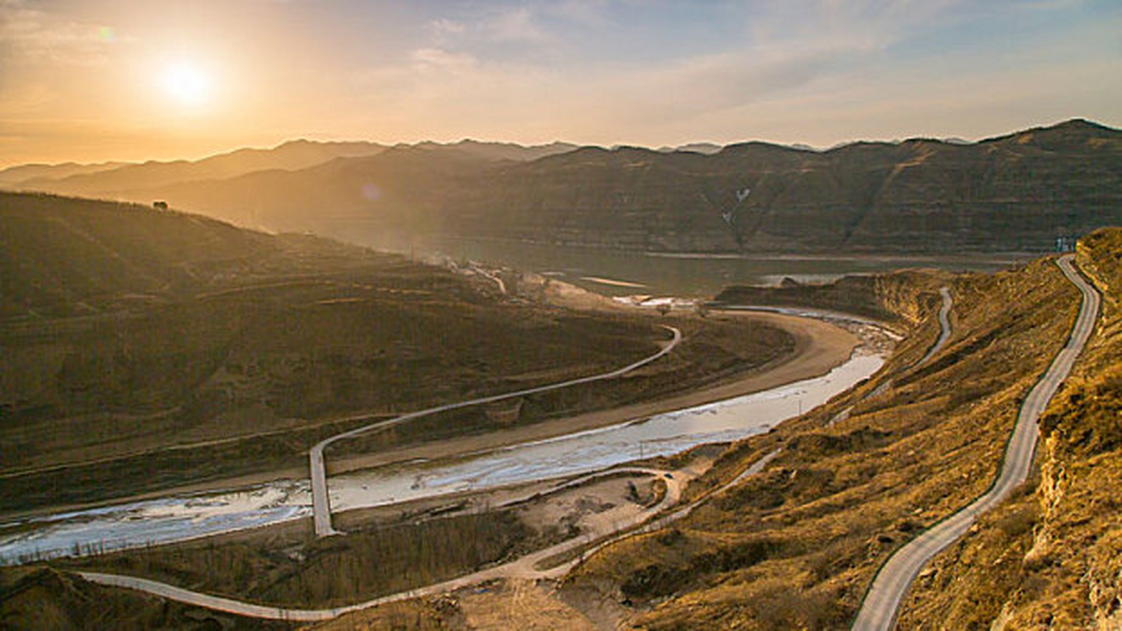 陕西十大河流: 1,黄河:是中华民族的母亲河,陕西地处黄河中游,境内