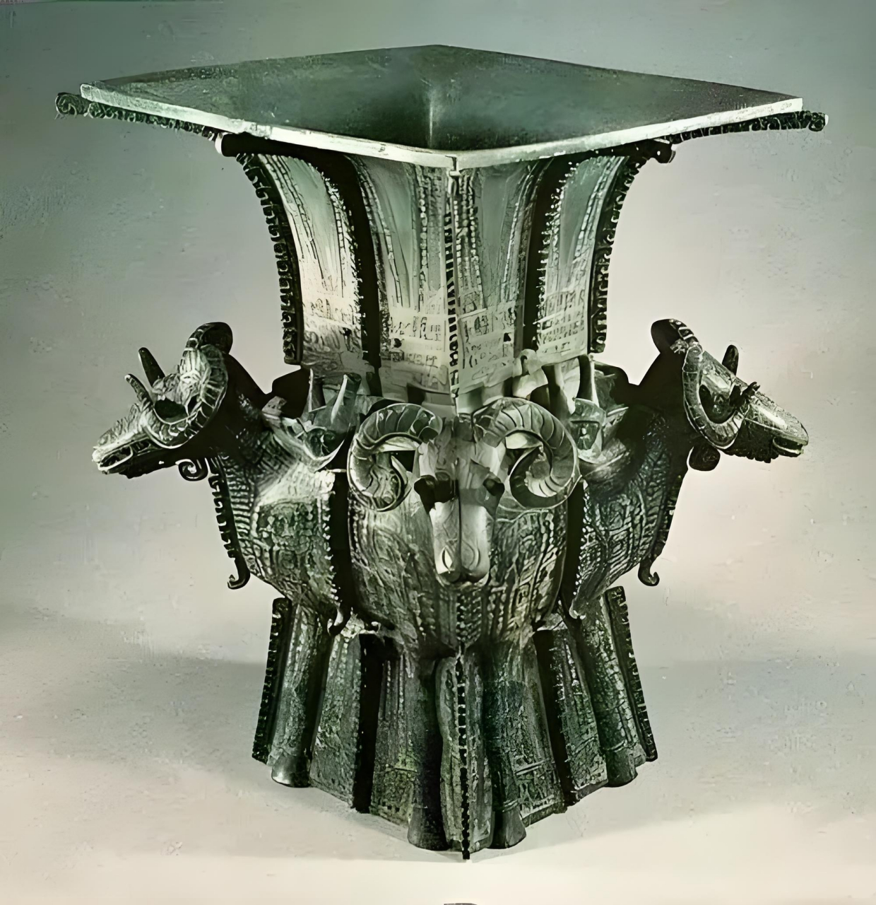 找对博物馆,领略惊人奇迹: 1,司母戊鼎:商代最重的青铜器,1939年出土