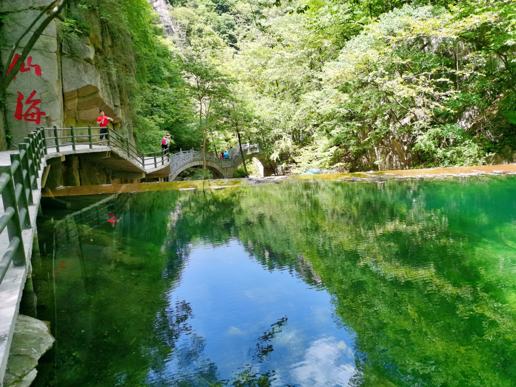 白马潭位于洛阳市栾川县庙子镇,离龙峪湾景区大门仅一公里,我们是在游