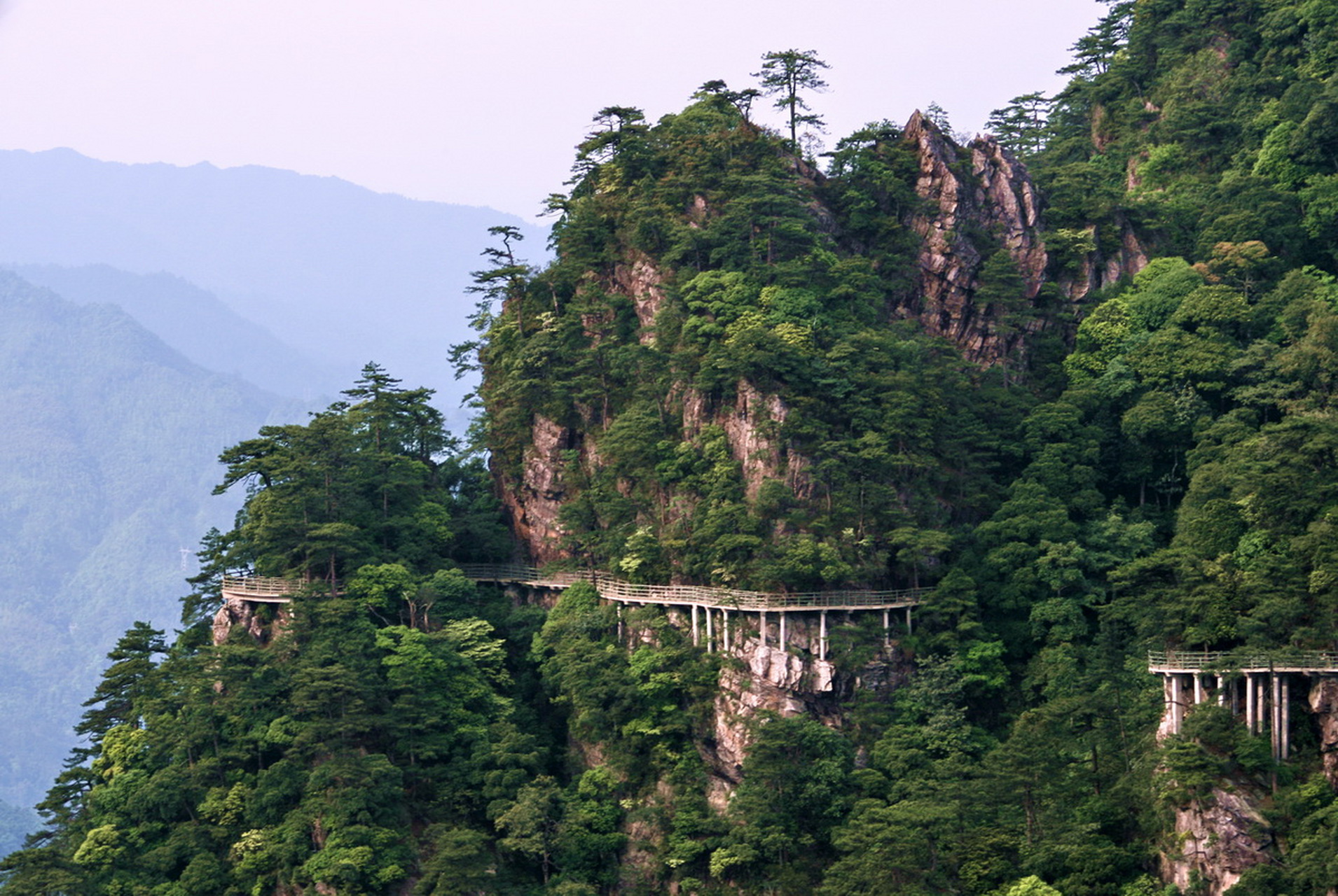 江西十大名山: 1,庐山:位于九江市,是国家5a级旅游风景区,也是世界