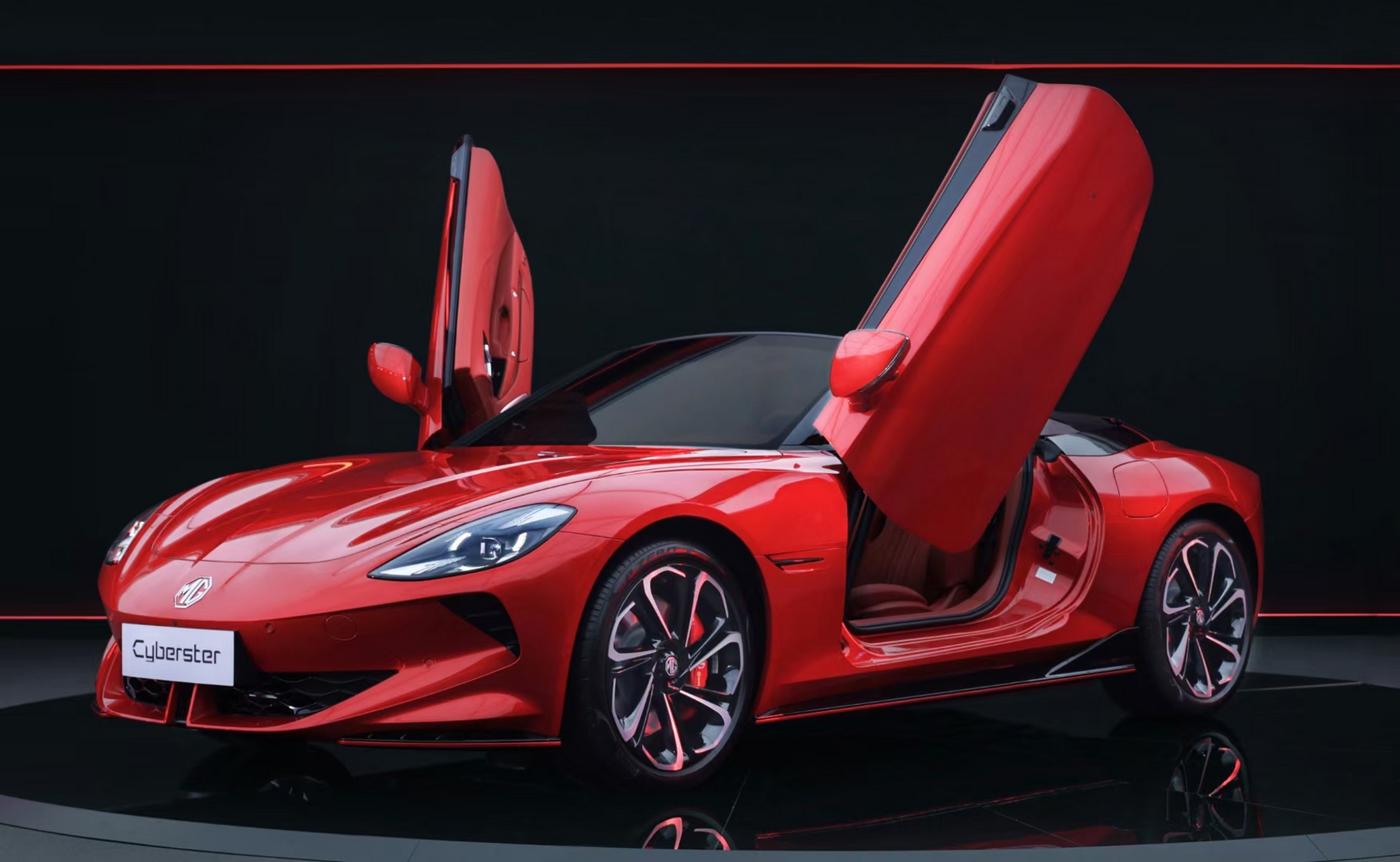 4535/1913/1329mm,轴距2690mm,相比于宝马z4大出一圈.